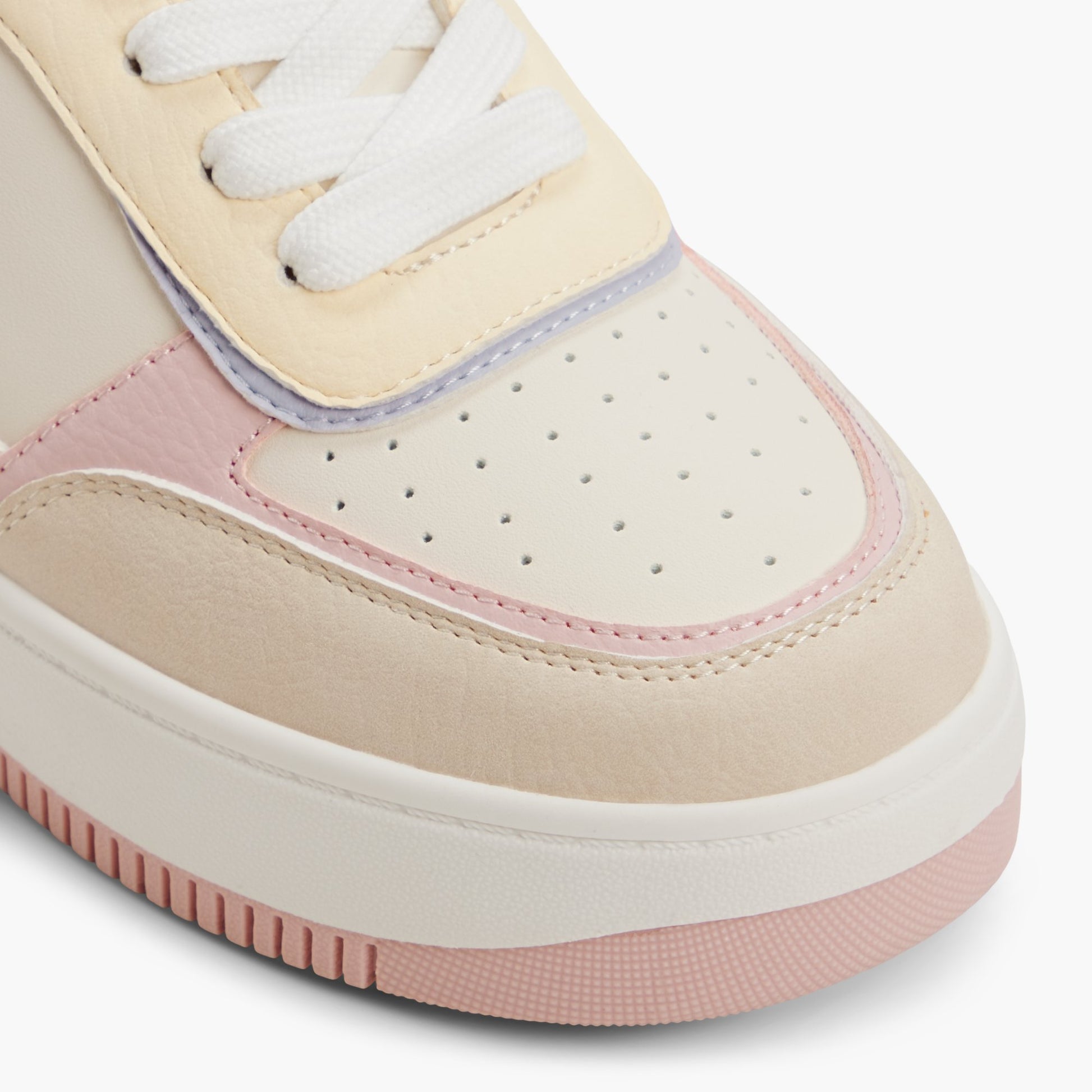 Test FR:Close-up of the Multi Freshy Sneakers