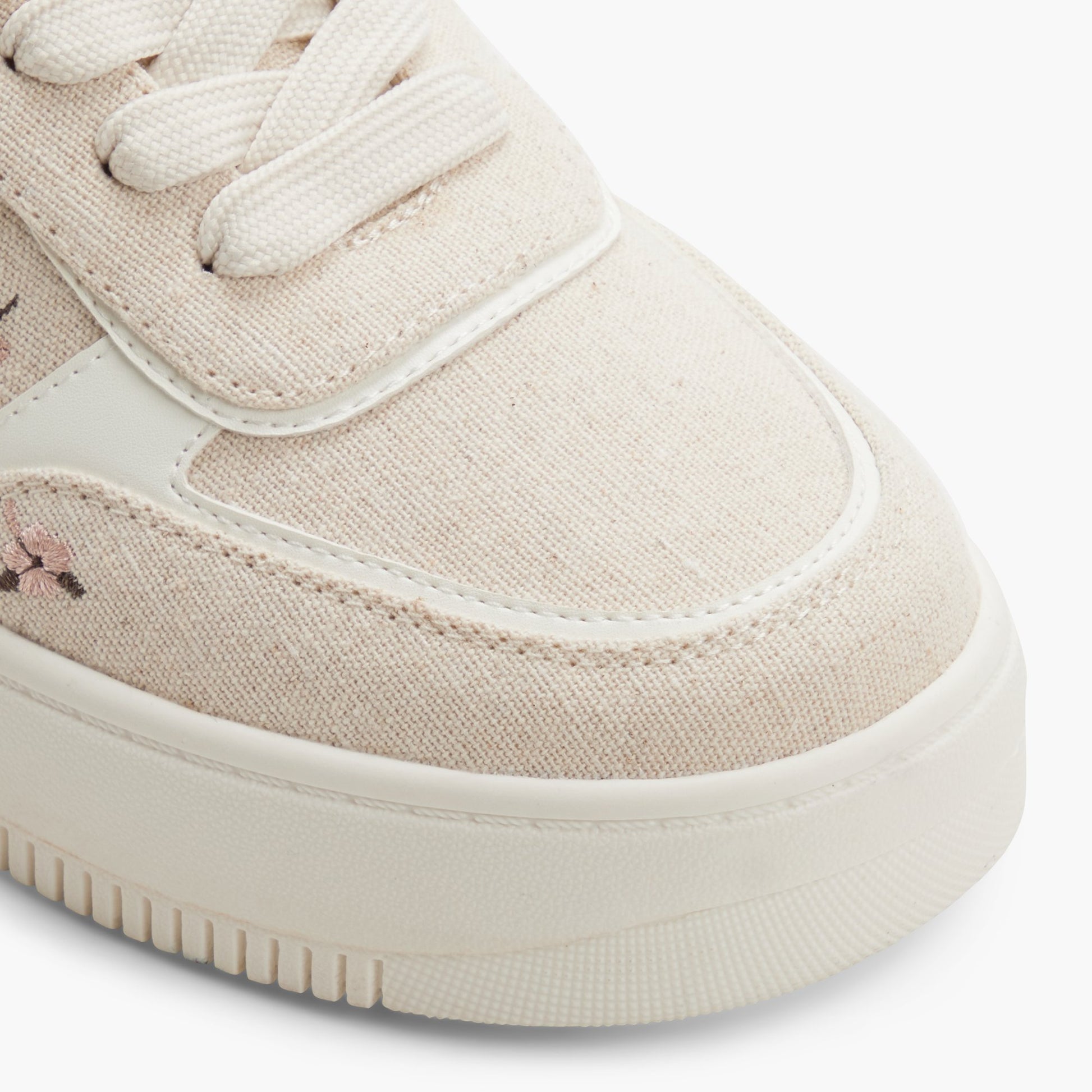 Test FR:Close-up of the Naturel Ouvert Freshy Sneakers
