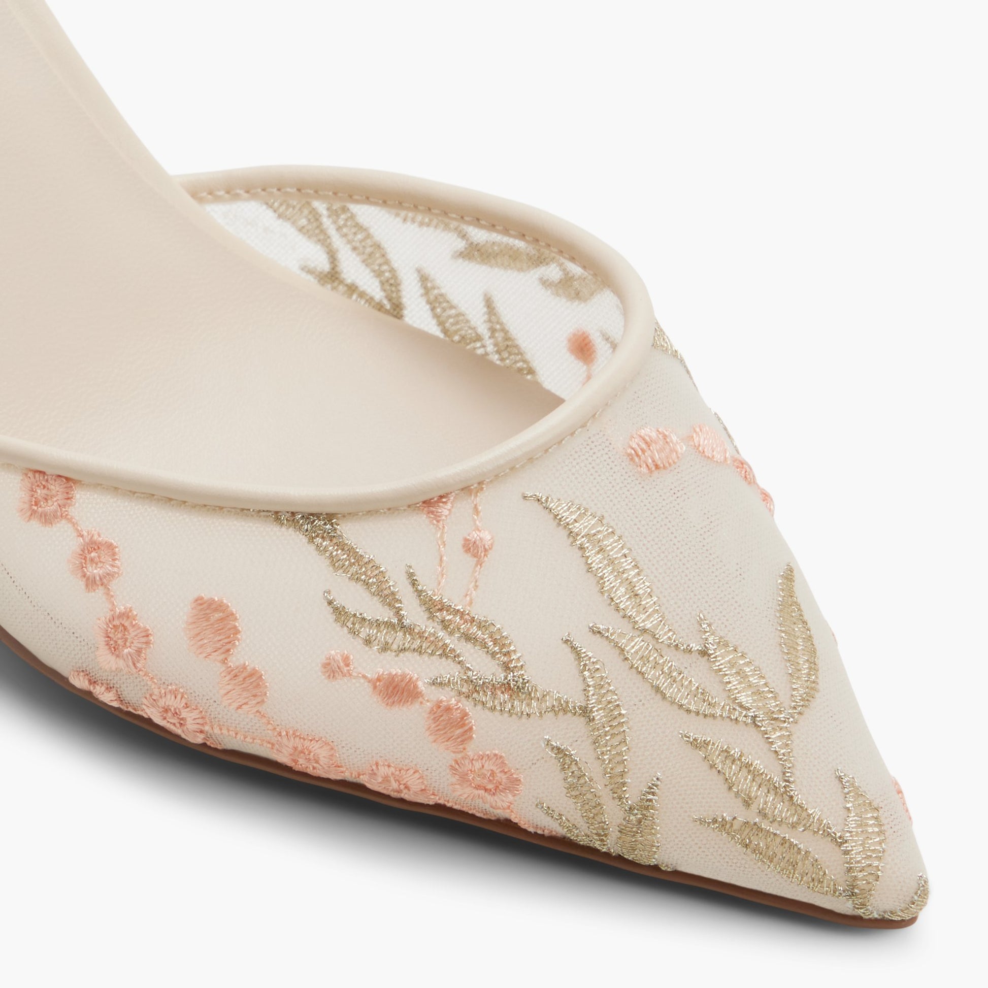 Test FR:Close-up of the Beige Clair Zaydan Talons moyens