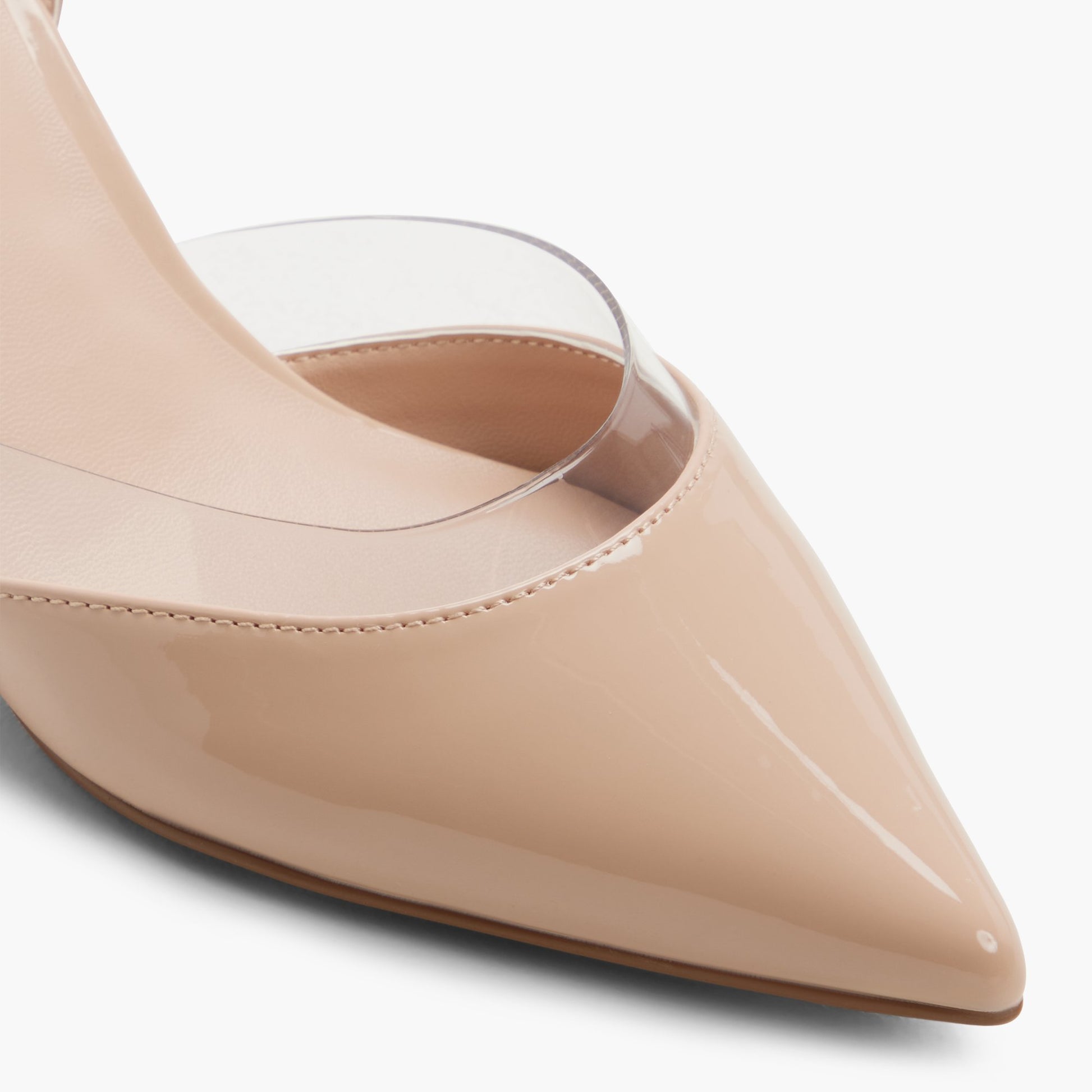 Gros plan de la Beige Krystah Talons chaton à bride arrière