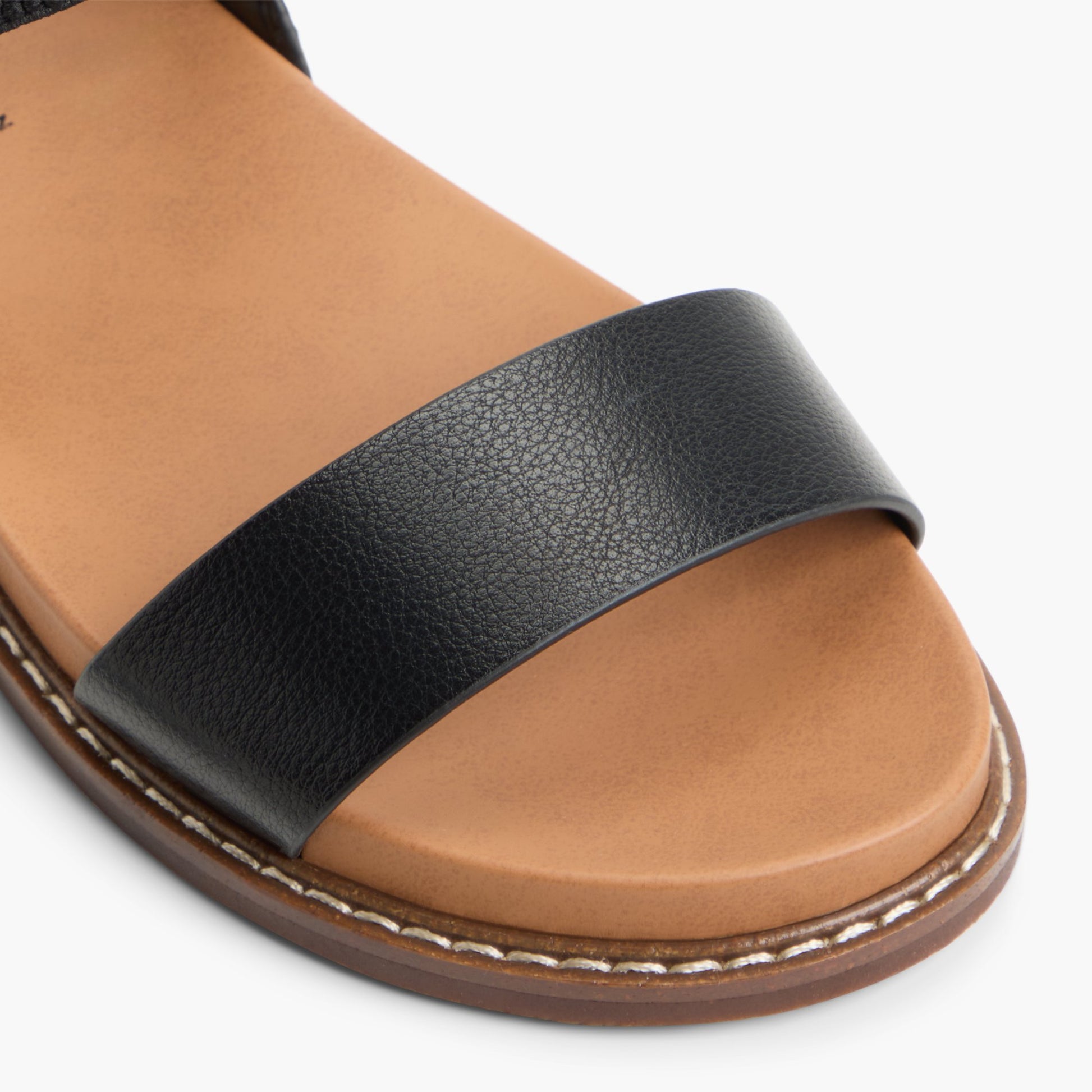 Test FR:Close-up of the Noir Avaria Sandales