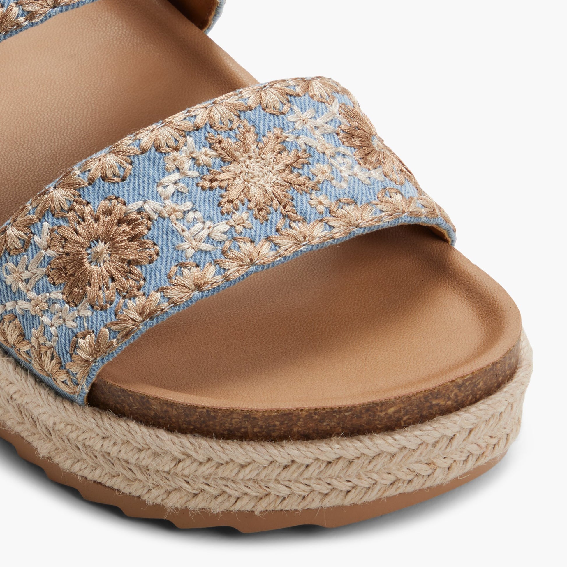 Test FR:Close-up of the Bleu Clair Janny Claquettes à plateforme