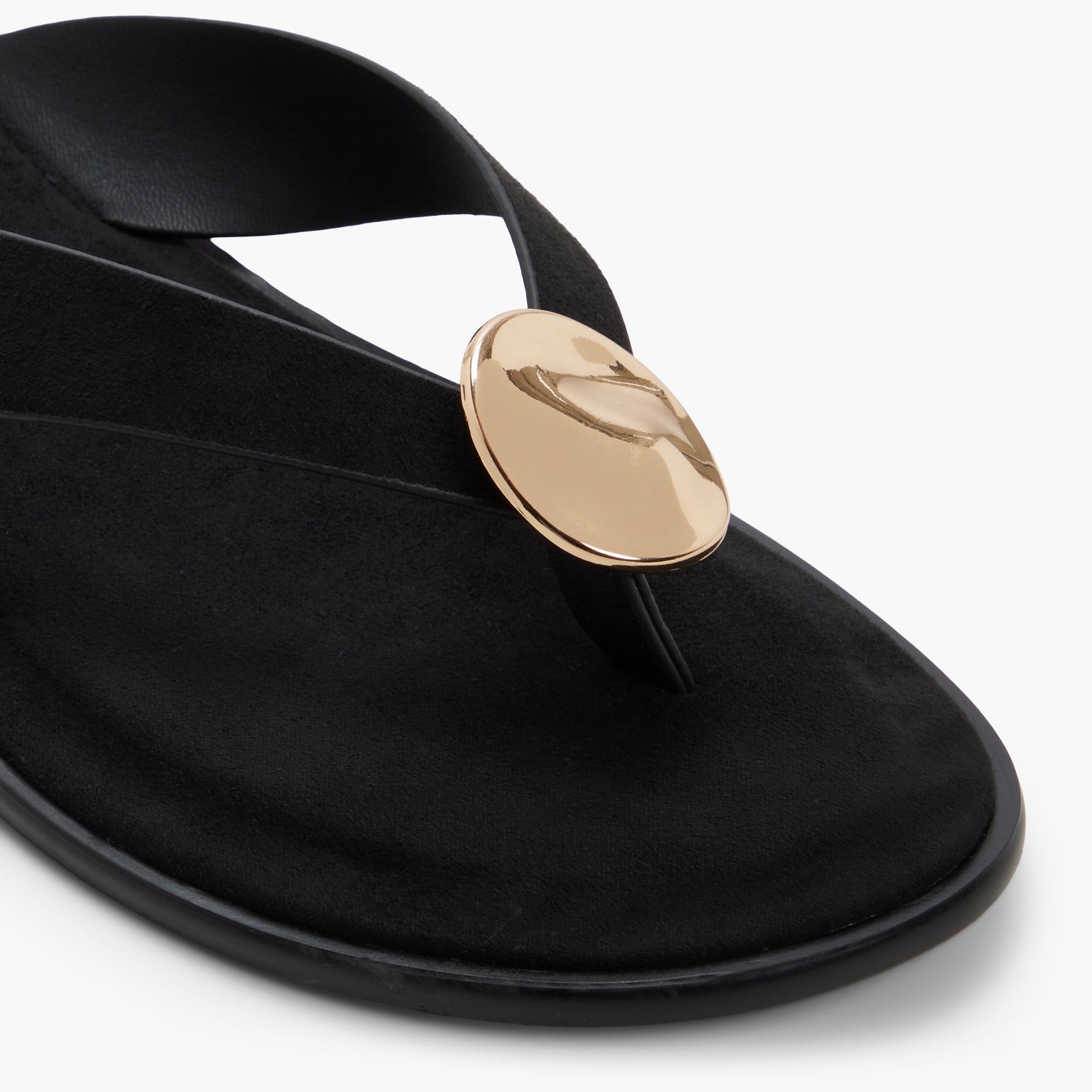 Gros plan de la Noir Ouvert Myrah Sandales tong