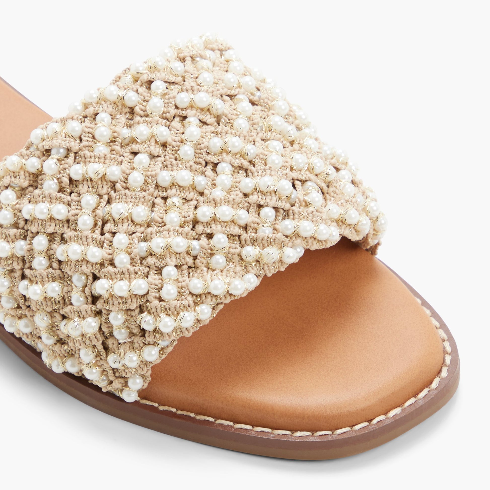 Test FR:Close-up of the Naturel Ouvert Zalani Claquettes