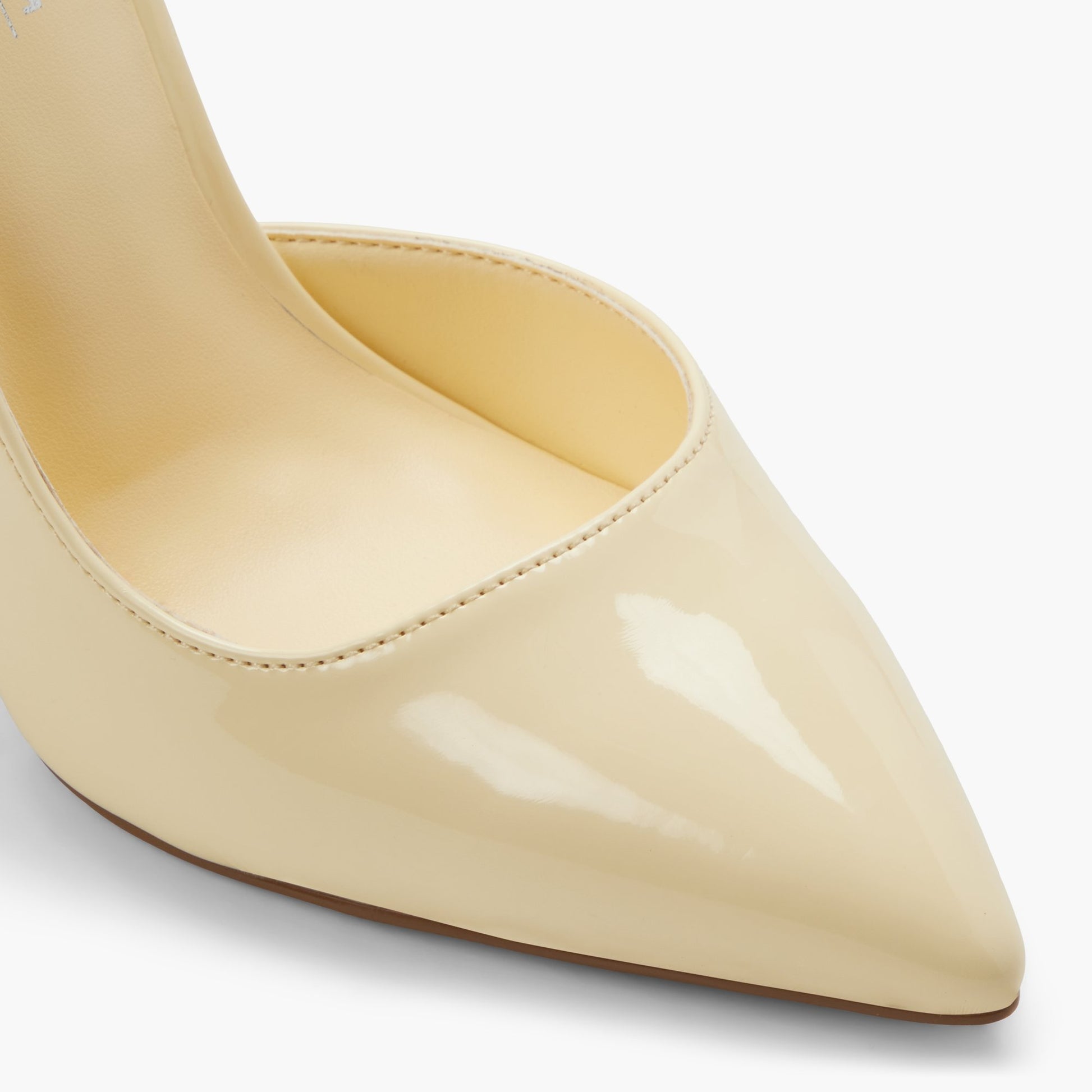 Test FR:Close-up of the Jaune Clair Mesmerize Talons hauts