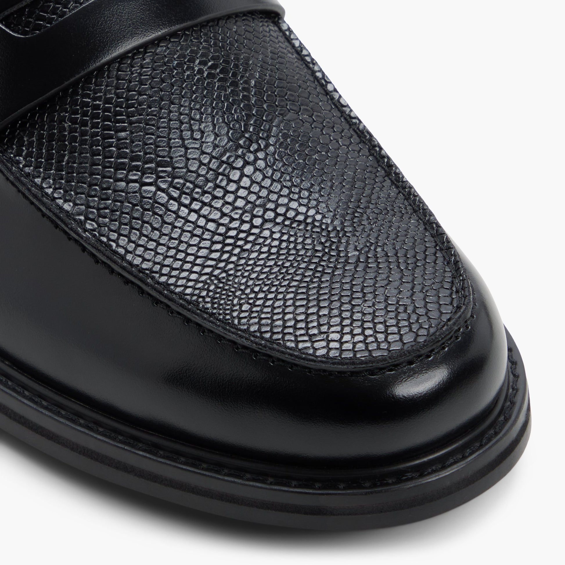 Test FR:Close-up of the Autre Noir Westlake Flâneurs
