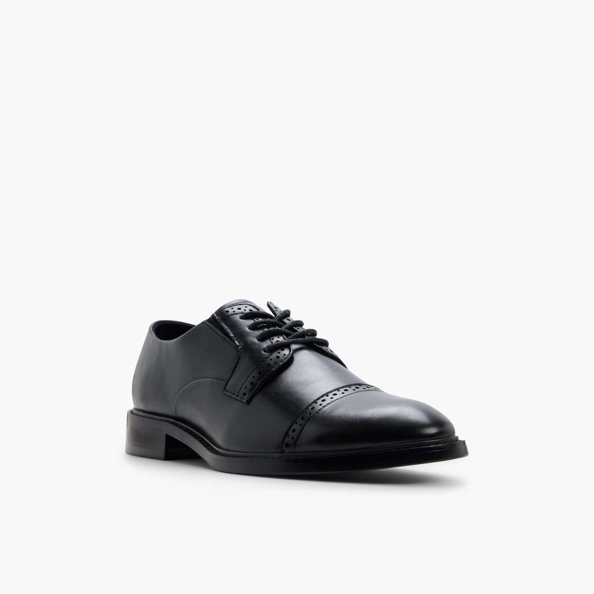 Test FR:Three-quarter angle of Noir Demorris Chaussures derby's front side