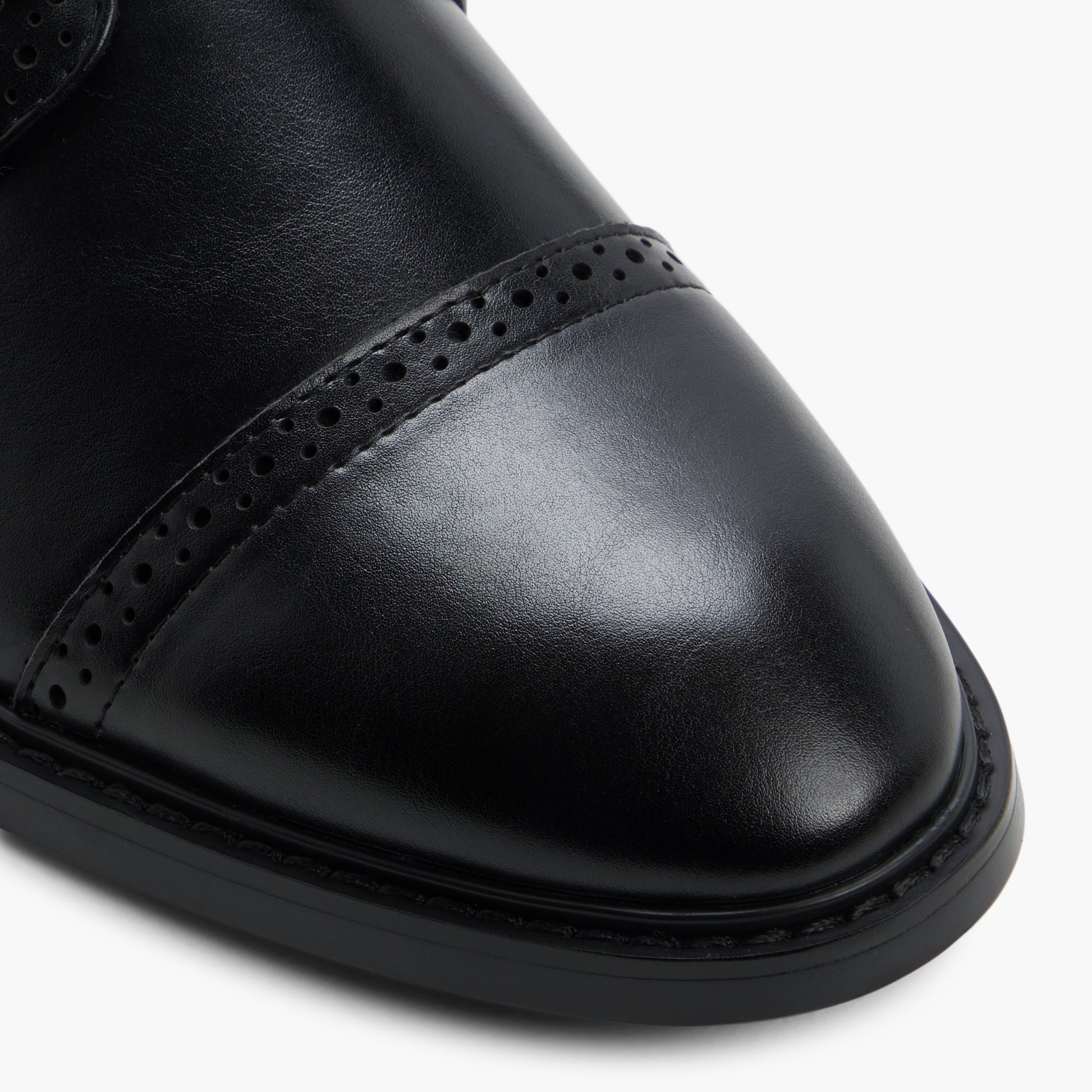 Test FR:Close-up of the Noir Demorris Chaussures derby