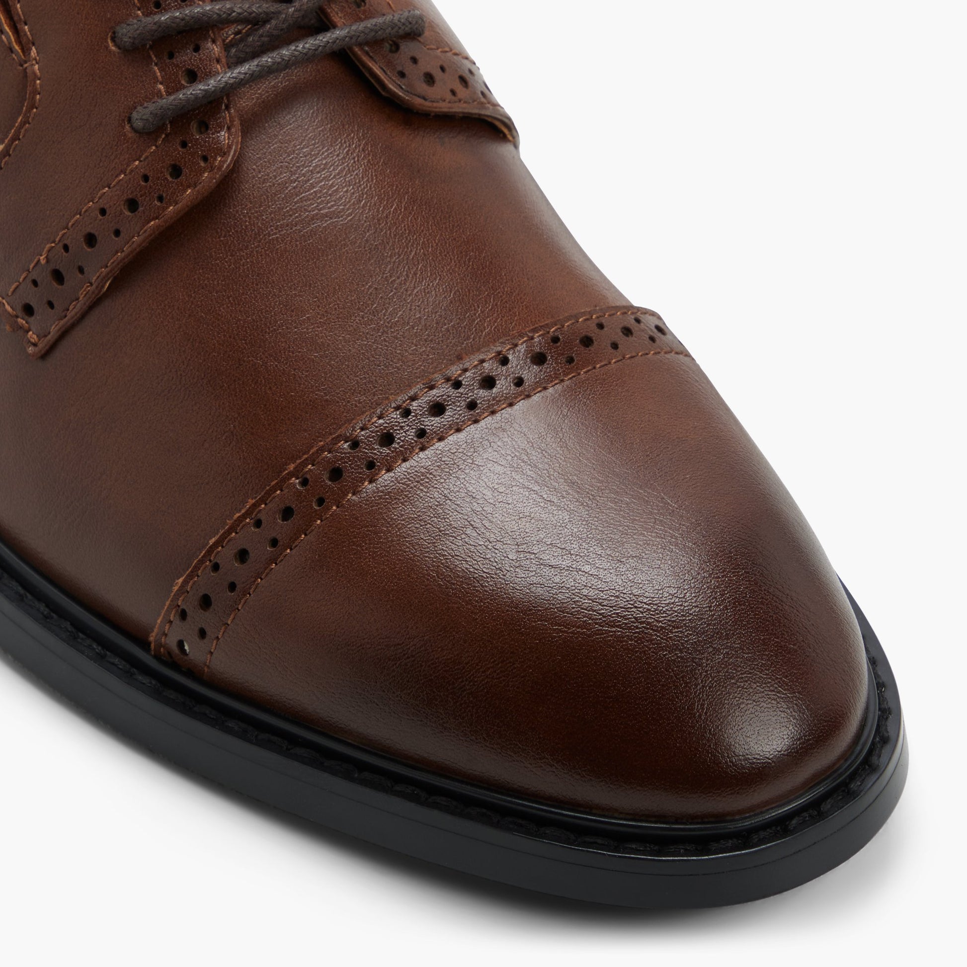 Test FR:Close-up of the Cognac Demorris Chaussures derby