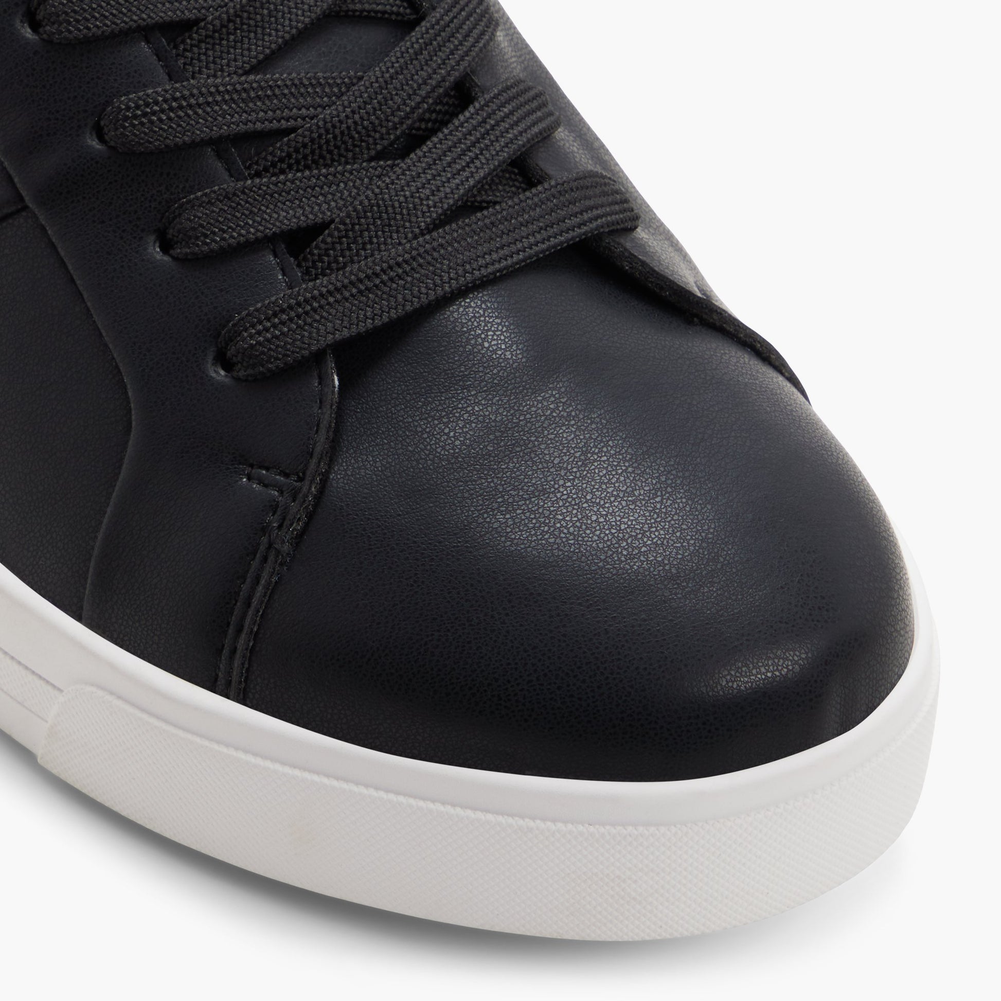 Test FR:Close-up of the Noir Peltason Chaussures à lacets
