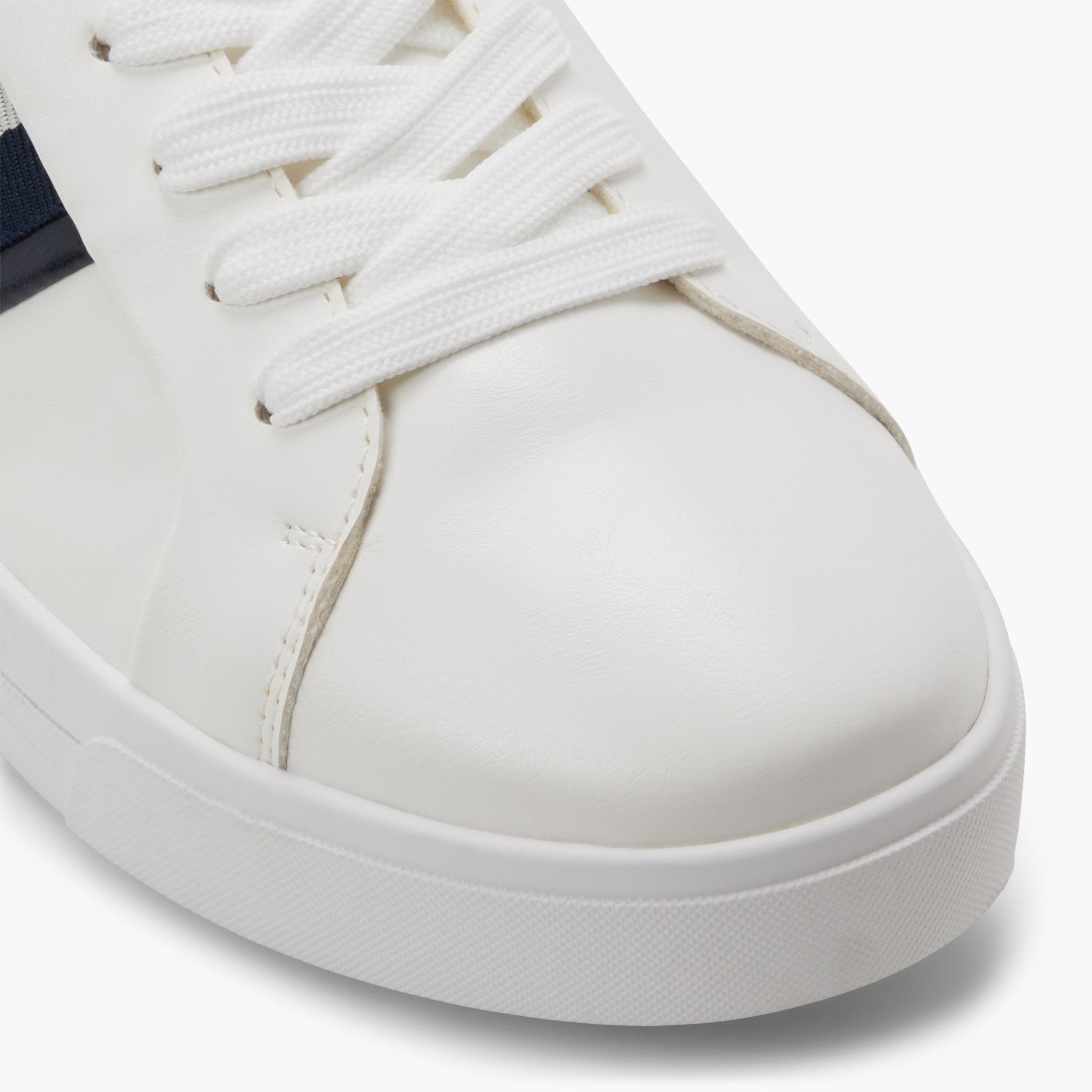 Test FR:Close-up of the Blanc Peltason Chaussures à lacets