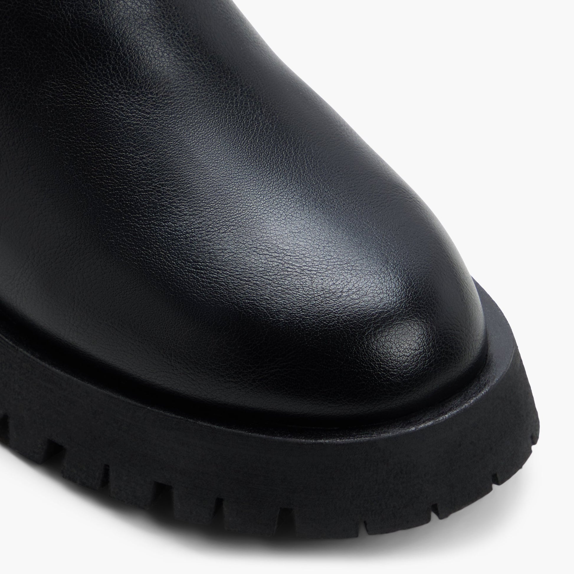 Test FR:Close-up of the Black Claymore Bottes Chelsea