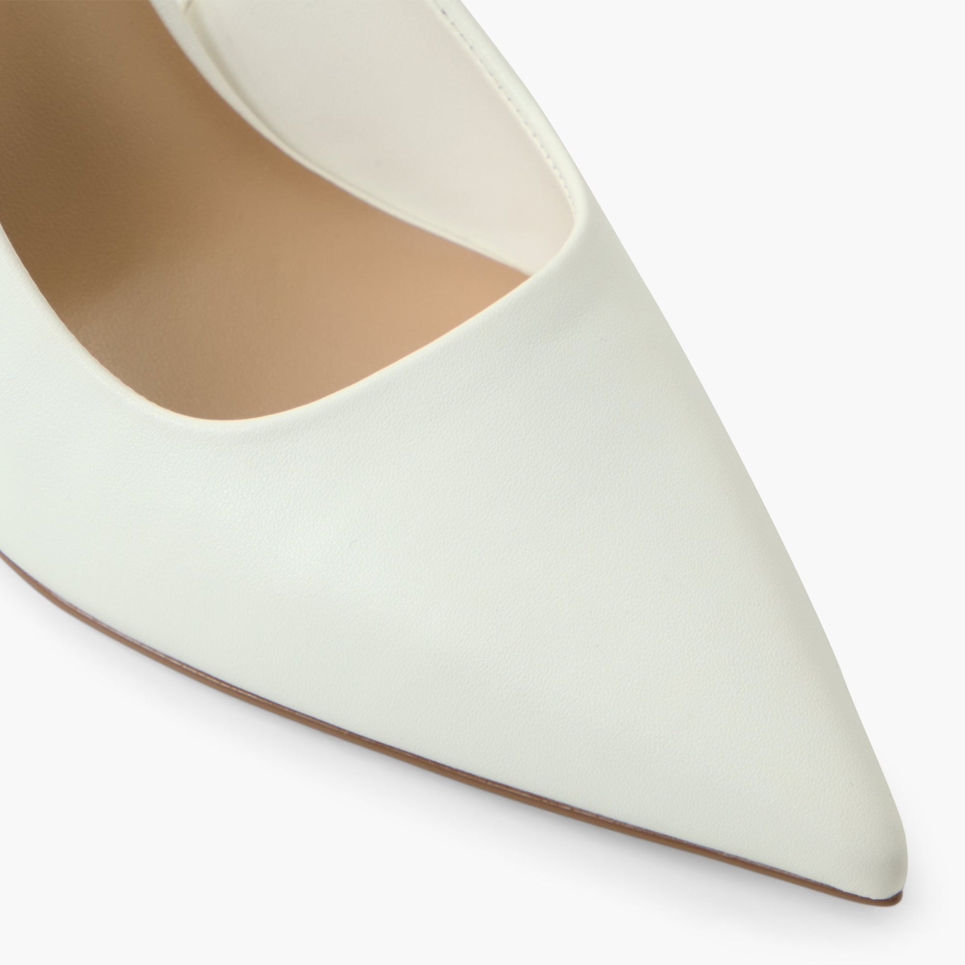 Test FR:Close-up of the White Sollenne Talons chaton à bride arrière