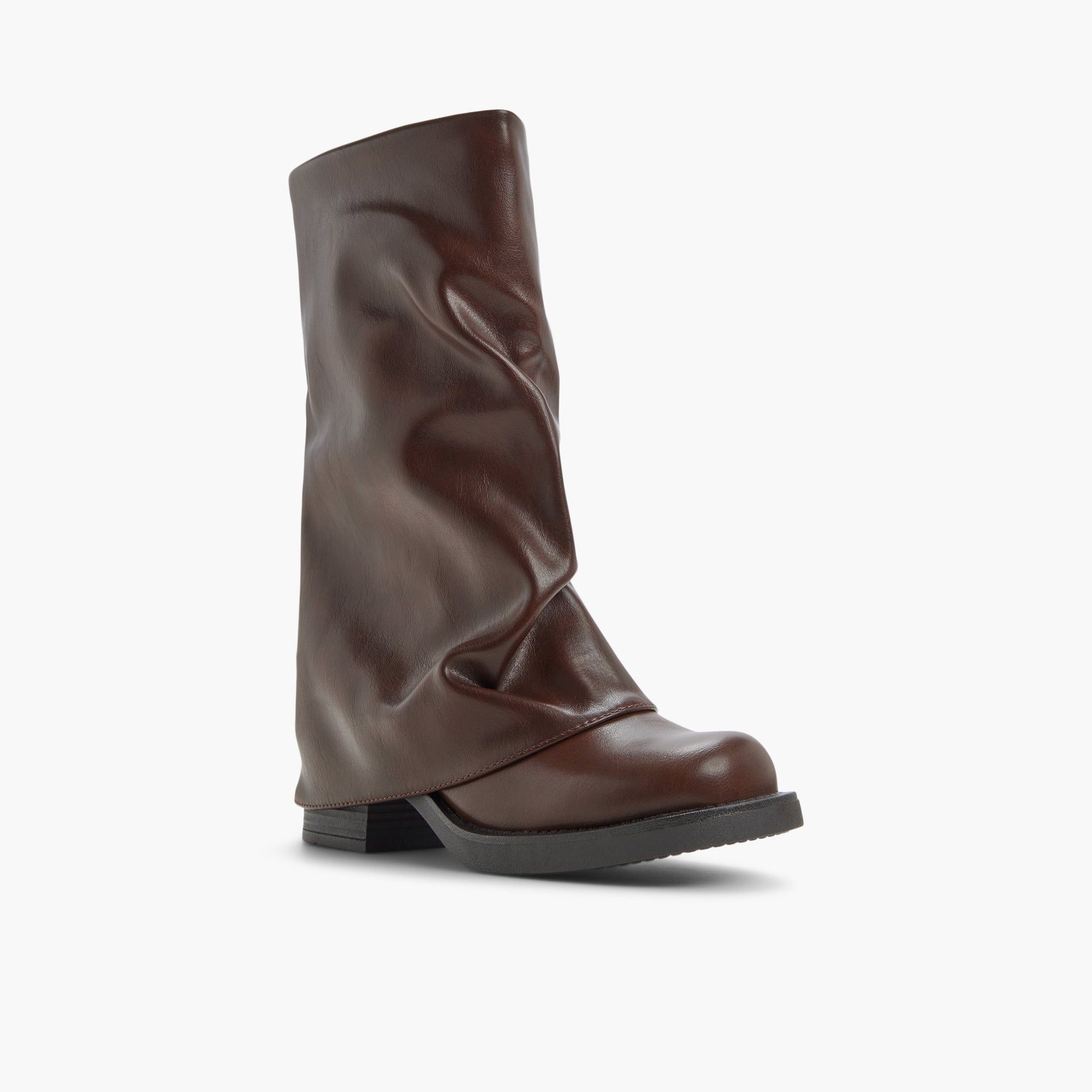 Three-quarter angle of Black Fennton 's front side