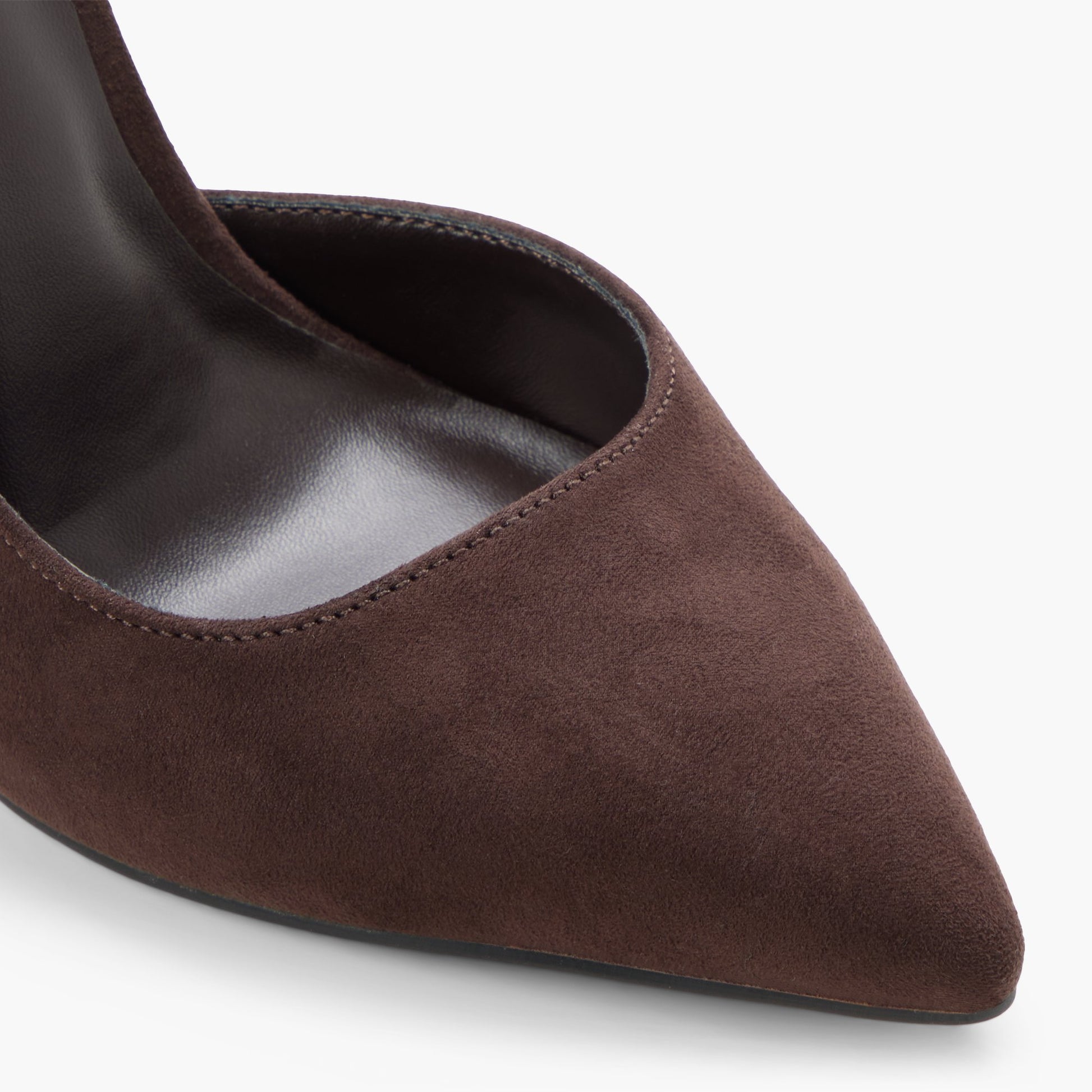 Gros plan de la Brun foncé Mesmerize Talons hauts