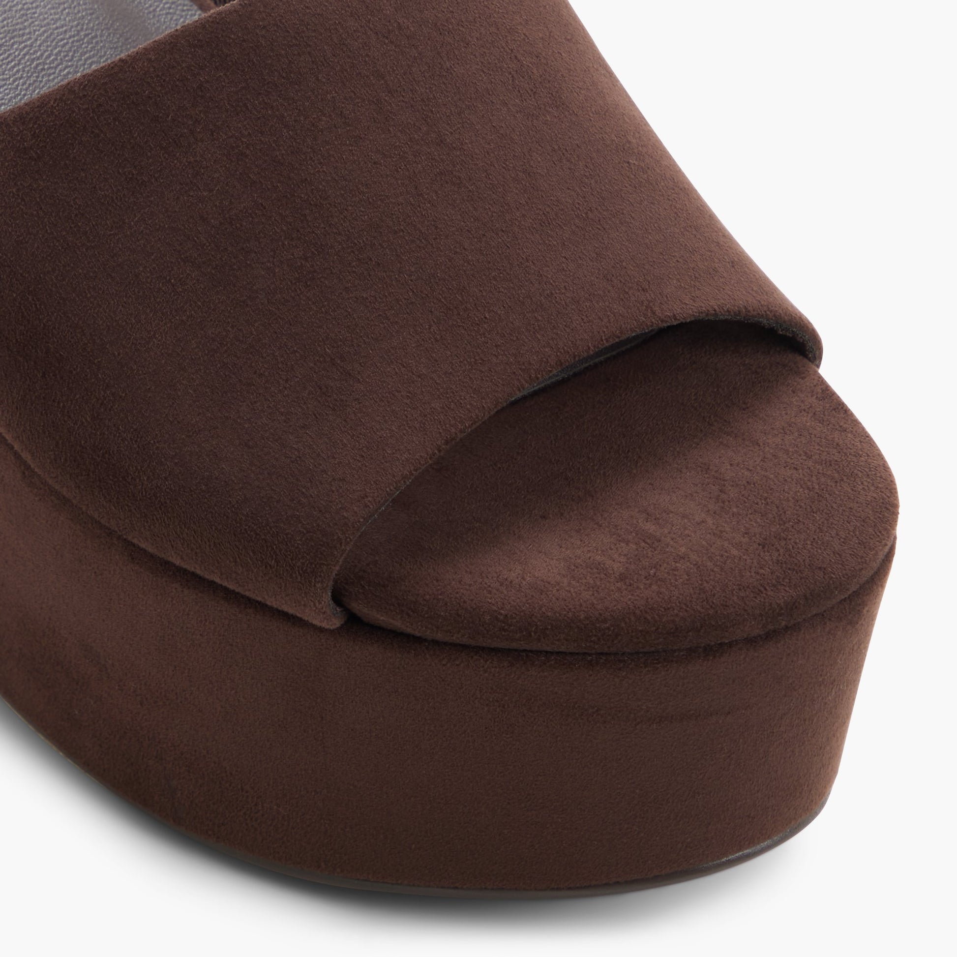 Test FR:Close-up of the Brun foncé Valerriaa Mules à plateforme