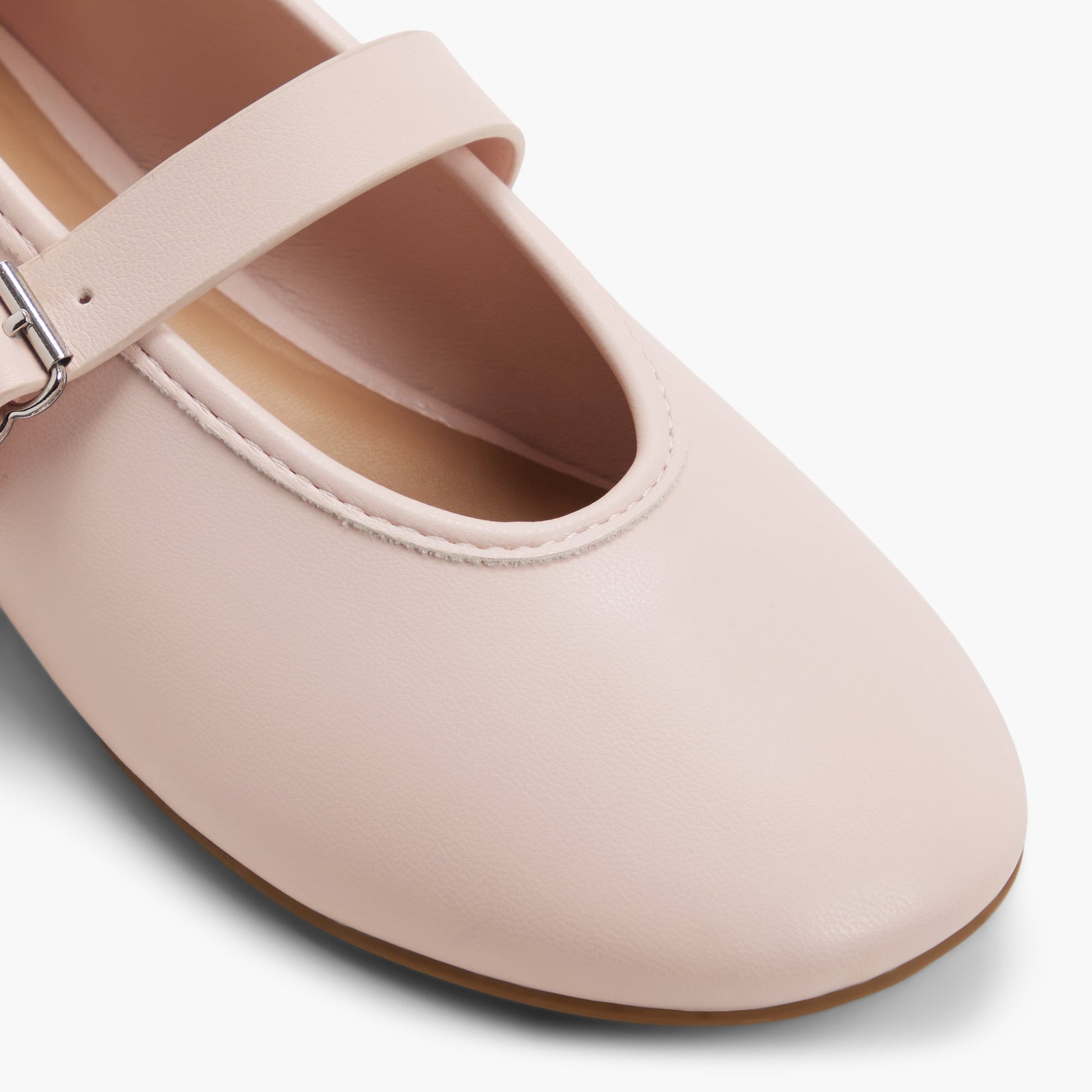Test FR:Close-up of the Autre rose Elyiaa Mary Janes