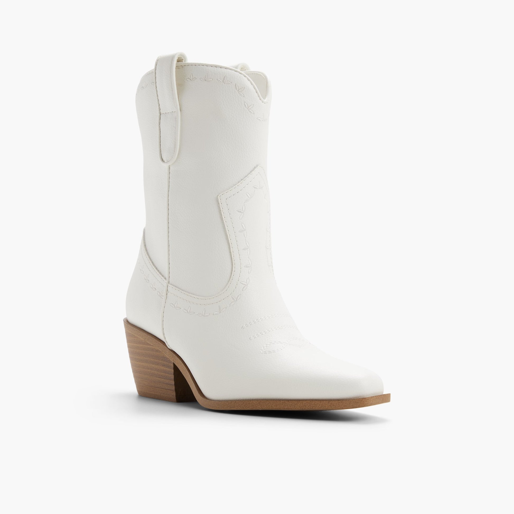 Angle de trois quarts de la face avant de Blanc Emmiemay Bottillons style western