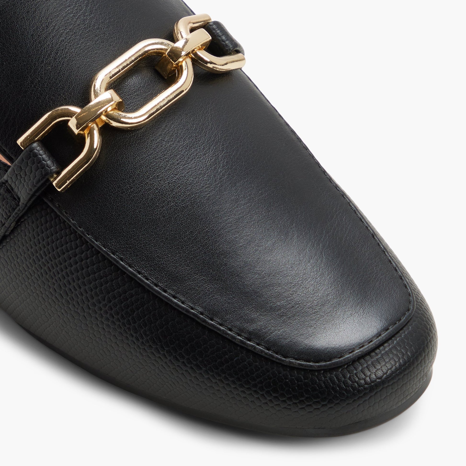 Gros plan de la Noir Lyza Mules façon flâneurs