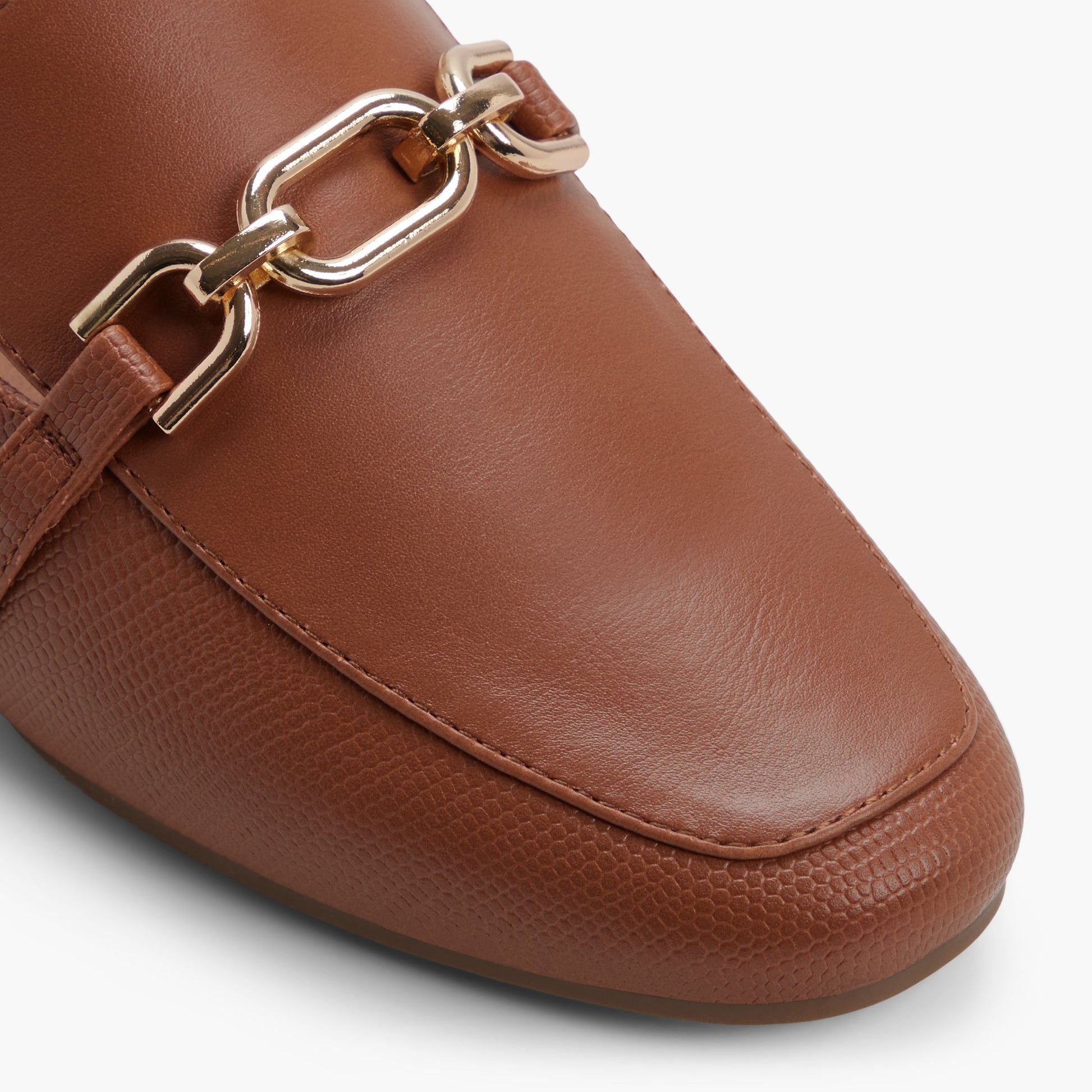 Gros plan de la Cognac Lyza Mules façon flâneurs