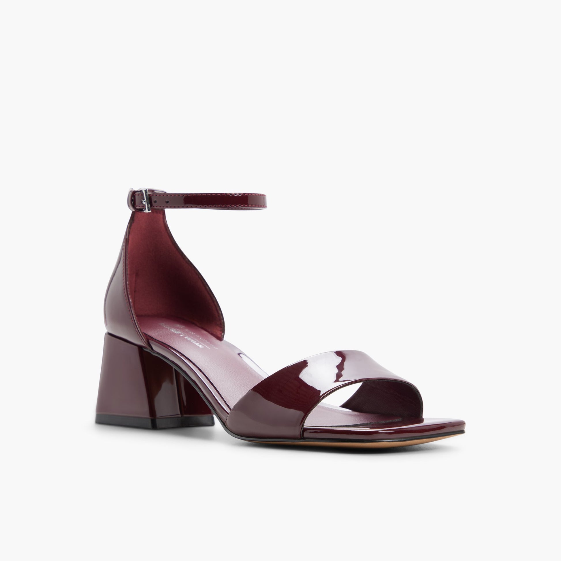 Three-quarter angle of Bordo Vicki 's front side