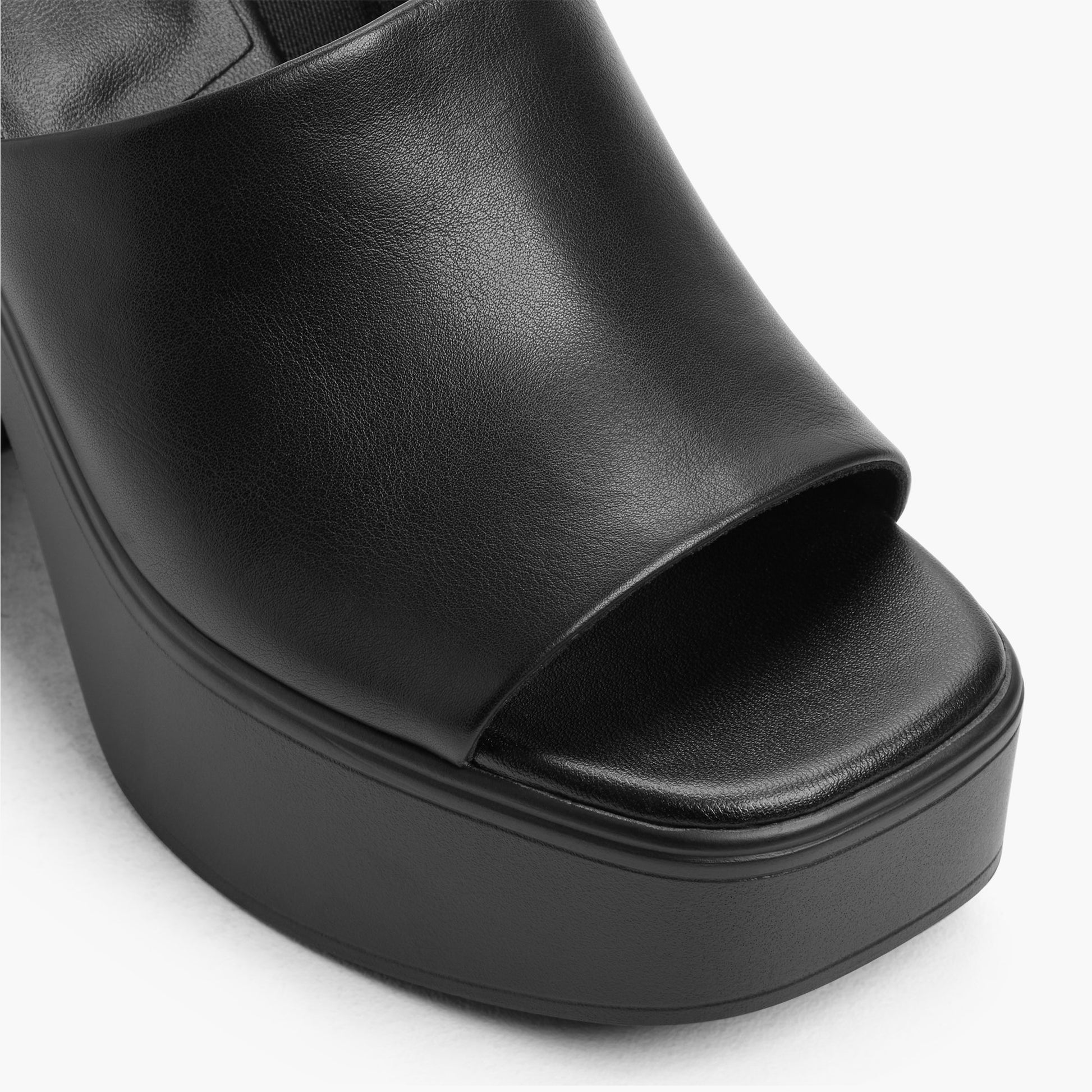Test FR:Close-up of the Noir Palomia Sandales mules à plateforme