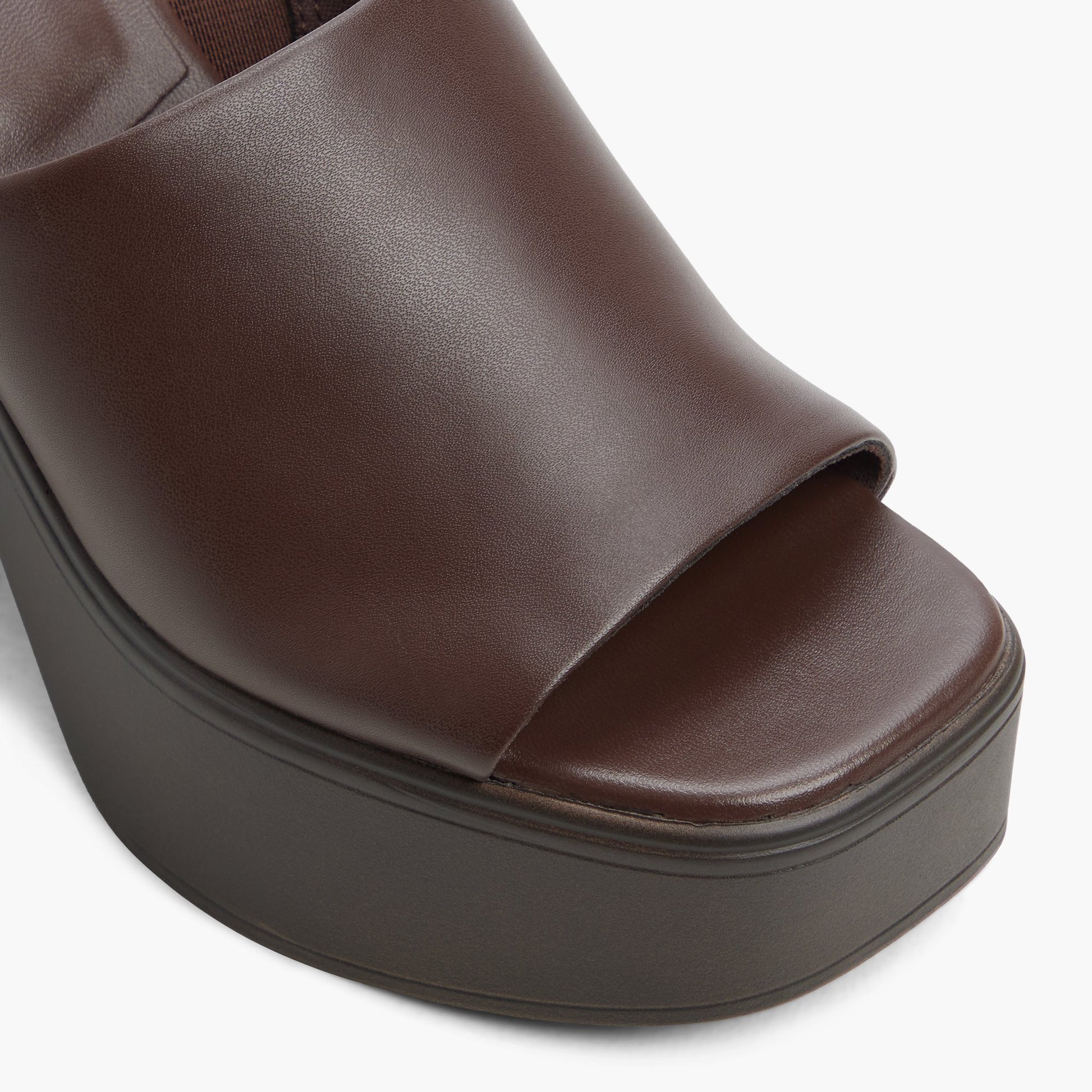 Test FR:Close-up of the Brun foncé Palomia Sandales mules à plateforme