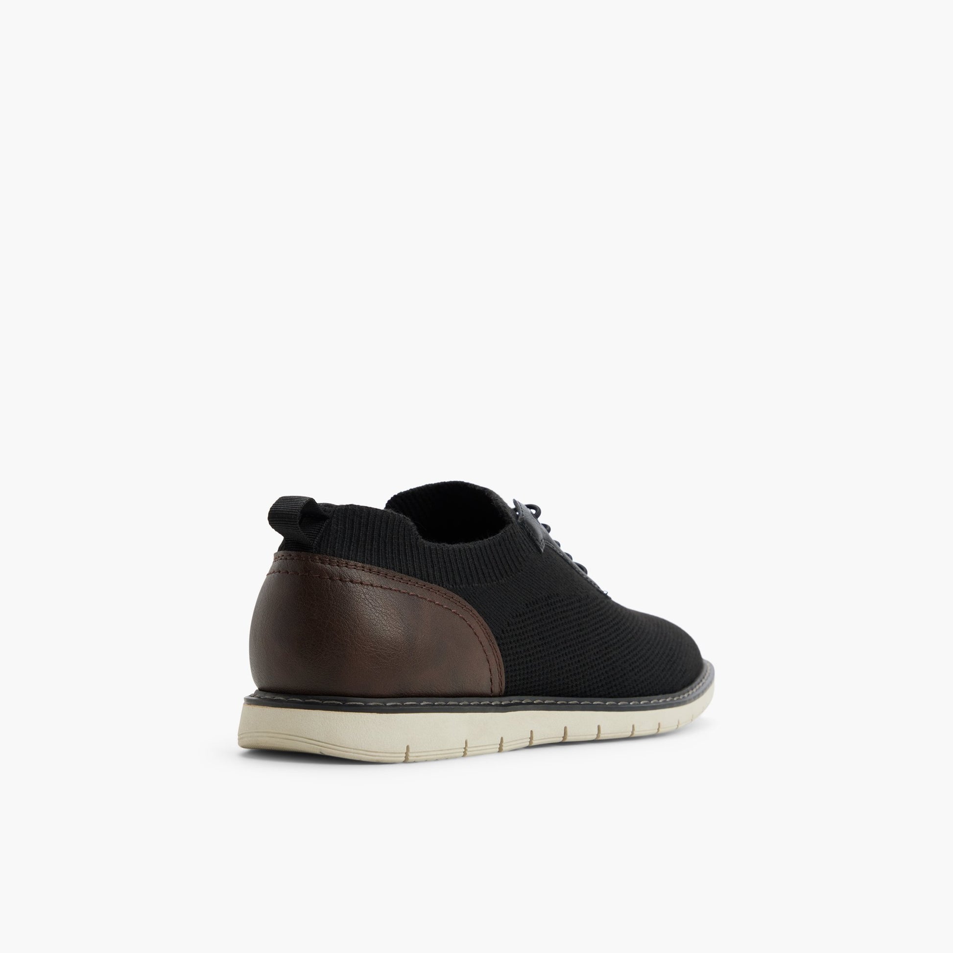 Angle de trois quarts de l'arrière de Noir Strickman Chaussures à lacets