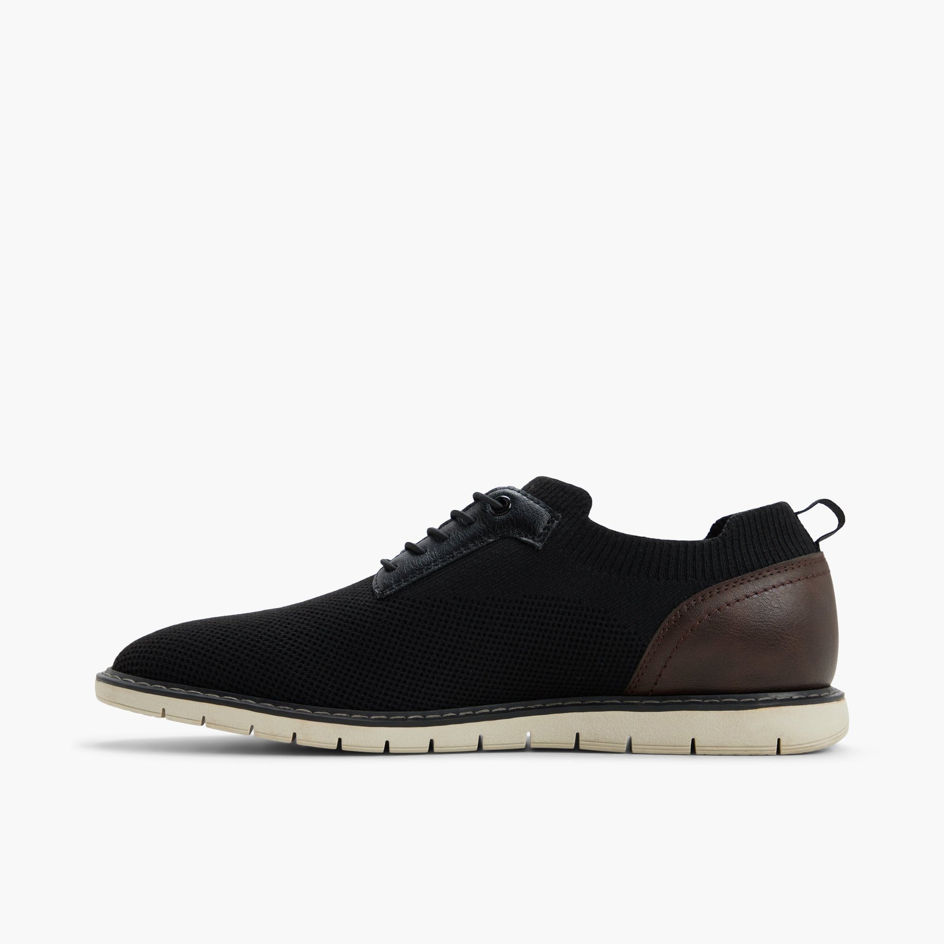 Vue latérale de Noir Strickman Chaussures à lacets