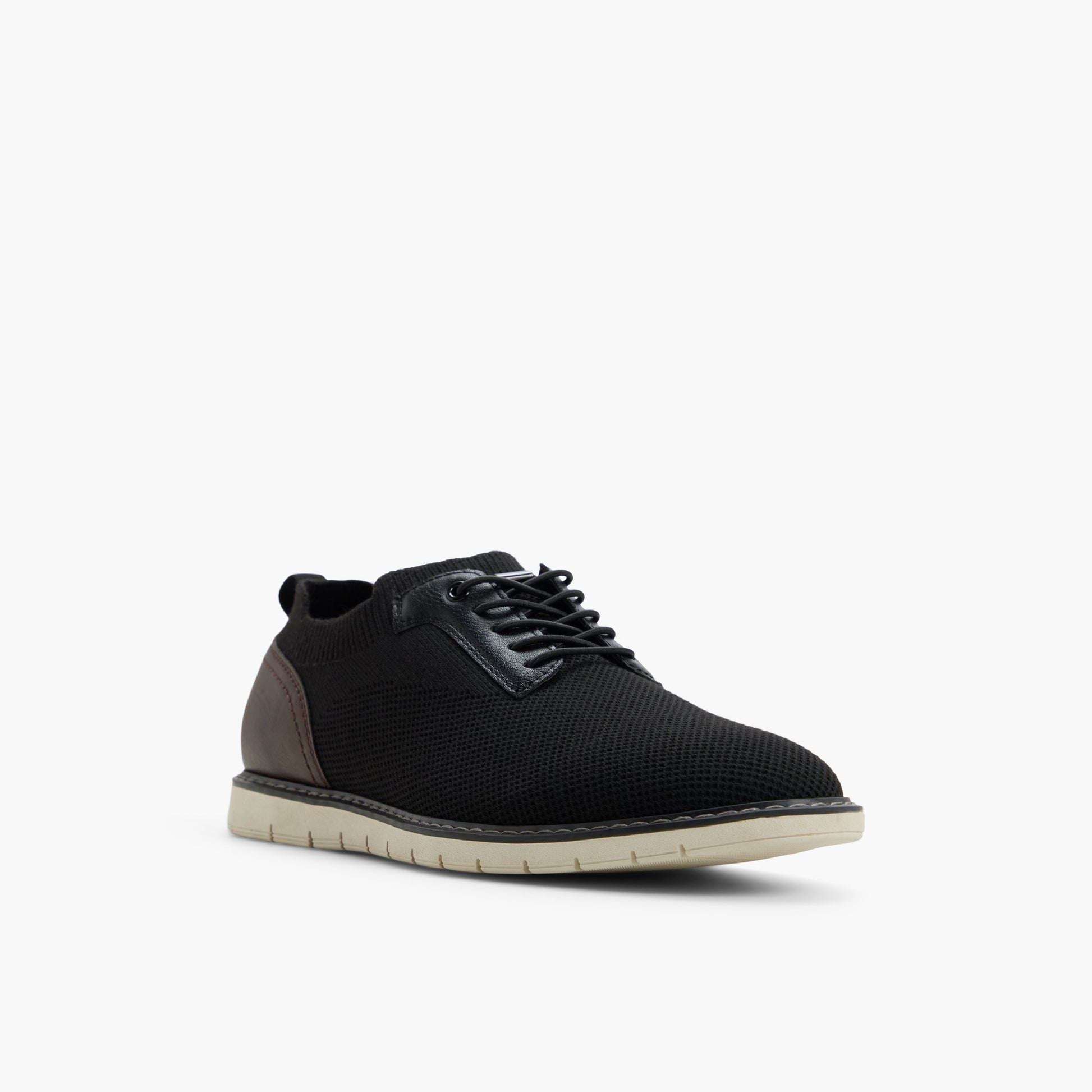 Angle de trois quarts de la face avant de Noir Strickman Chaussures à lacets