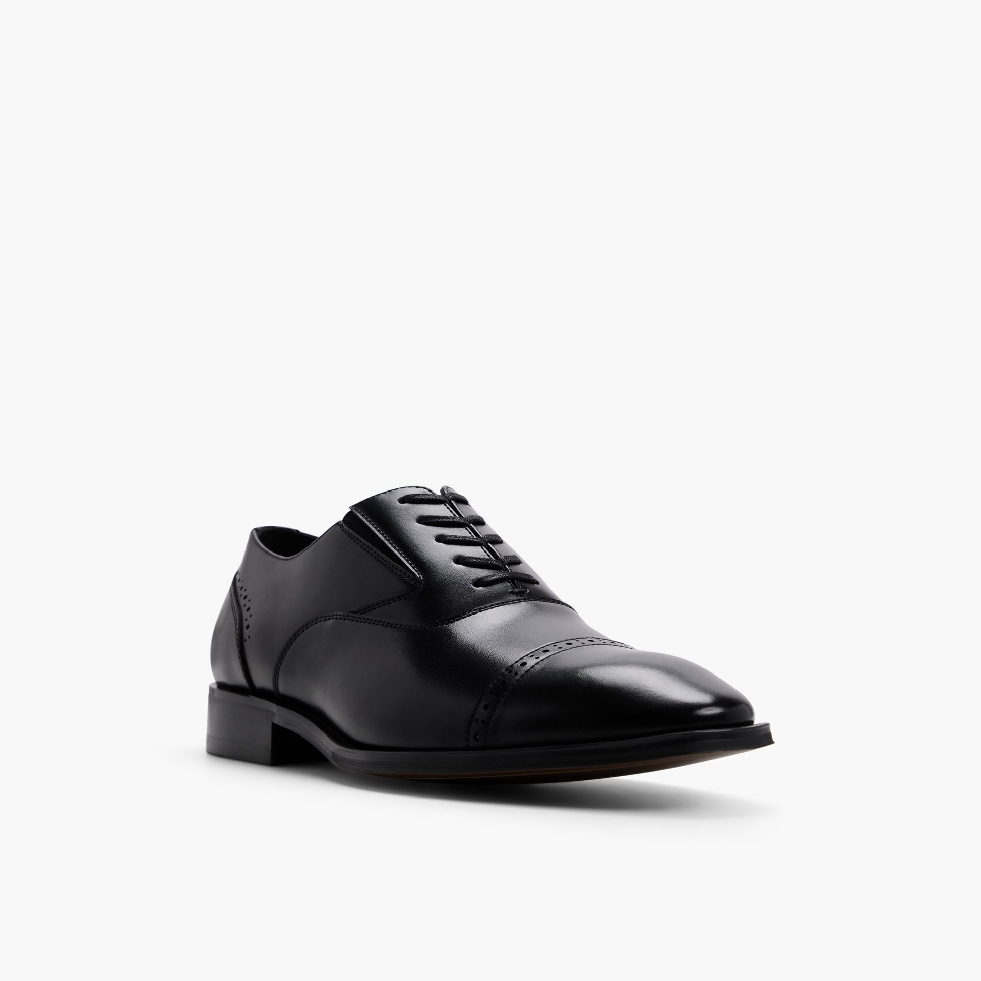 Three-quarter angle of Black Stonewell Oxford Shoes's front side
