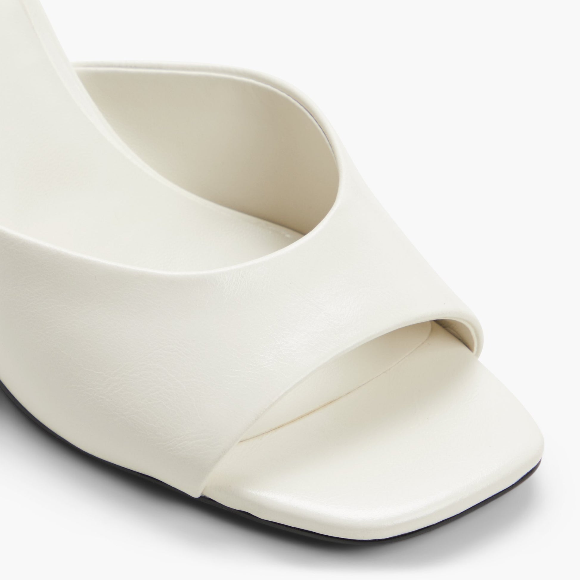 Test FR:Close-up of the Blanc Anneli Sandales mules à talons