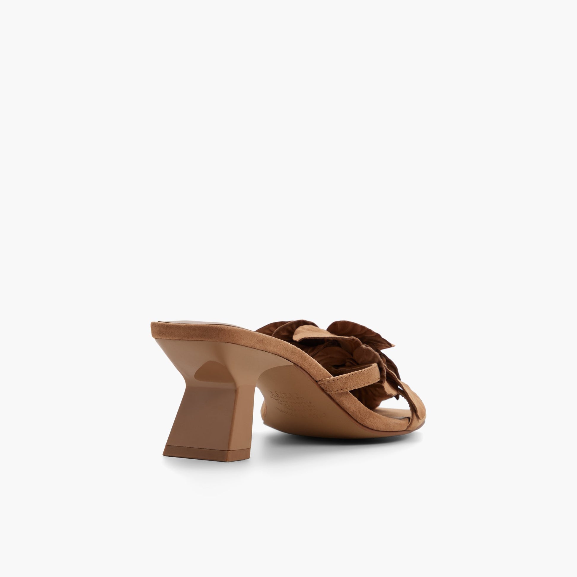 Angle de trois quarts de l'arrière de Moyen beige Mariposaa Sandales tongs à talons chatons