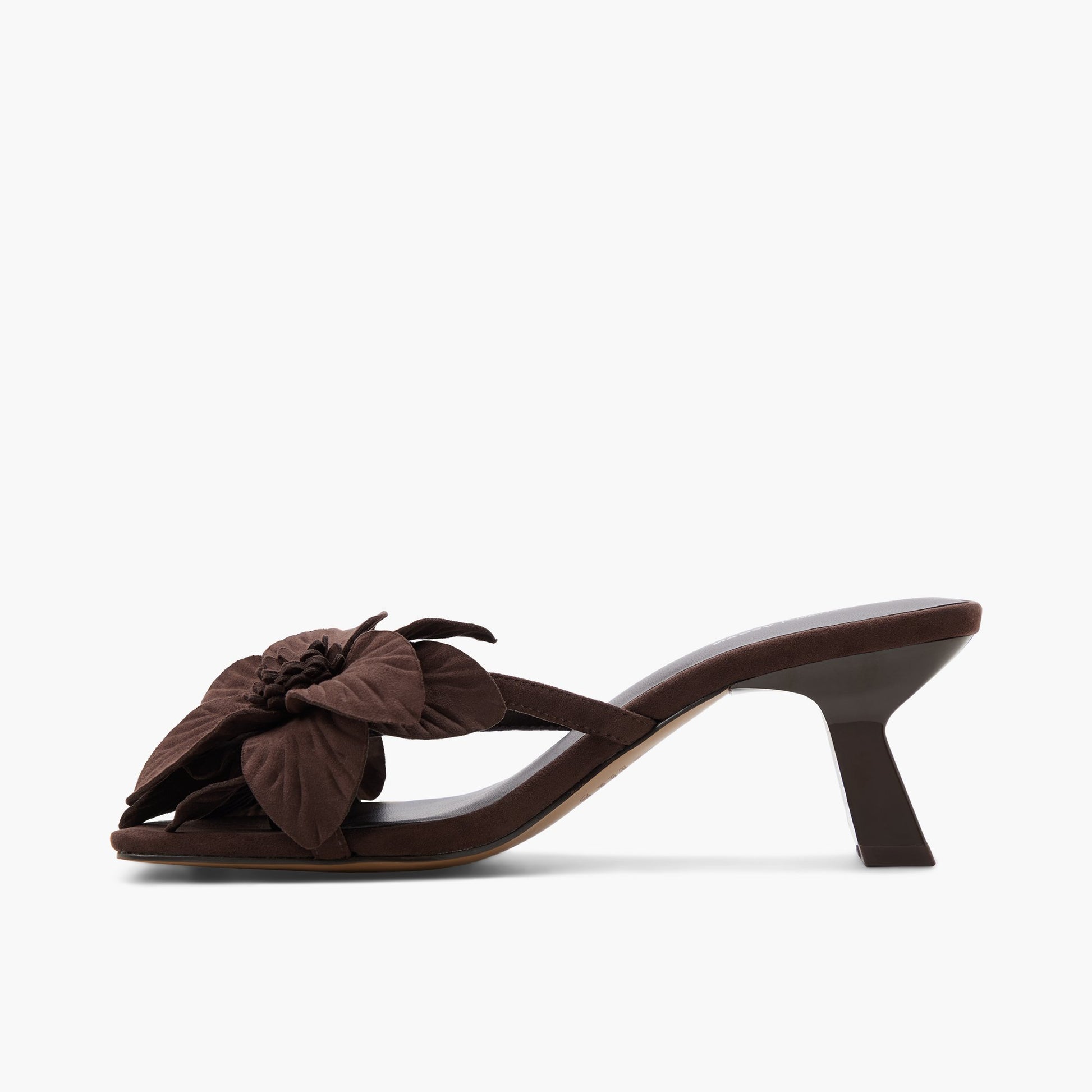 Vue latérale de Brun foncé Mariposaa Sandales tongs à talons chatons