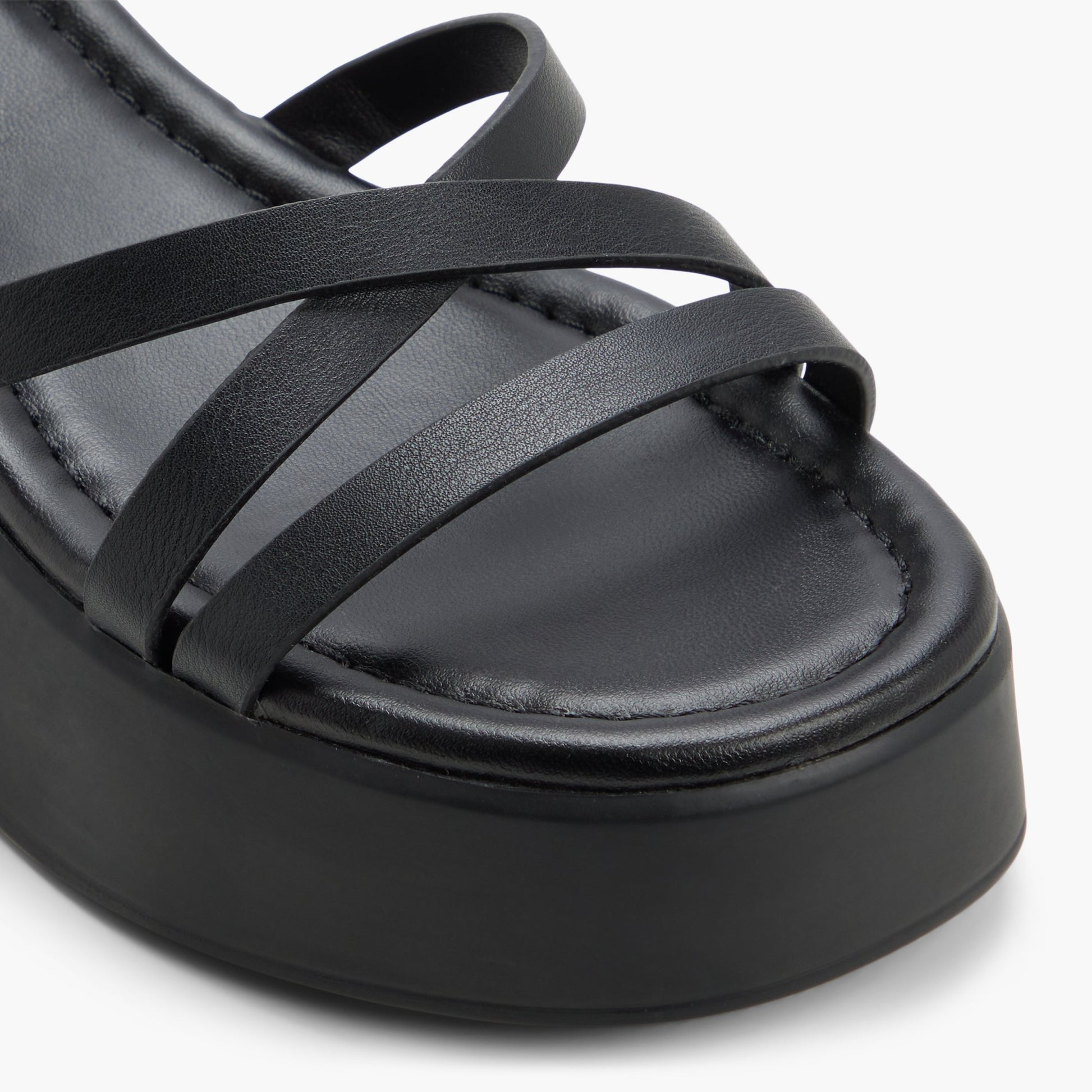 Gros plan de la Noir Venetiaa Sandales compensées à brides