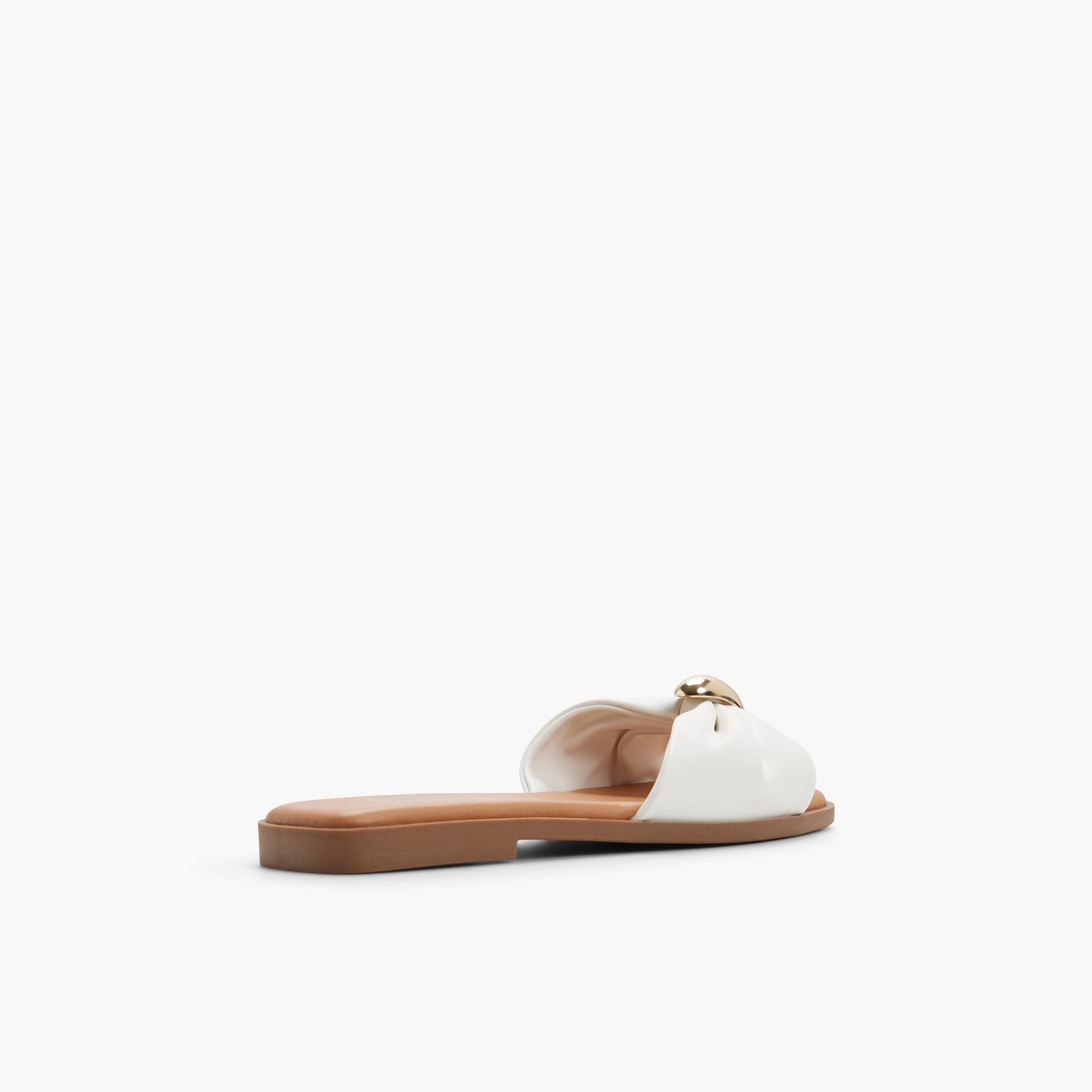 Angle de trois quarts de l'arrière de Blanc Cammiee Claquettes
