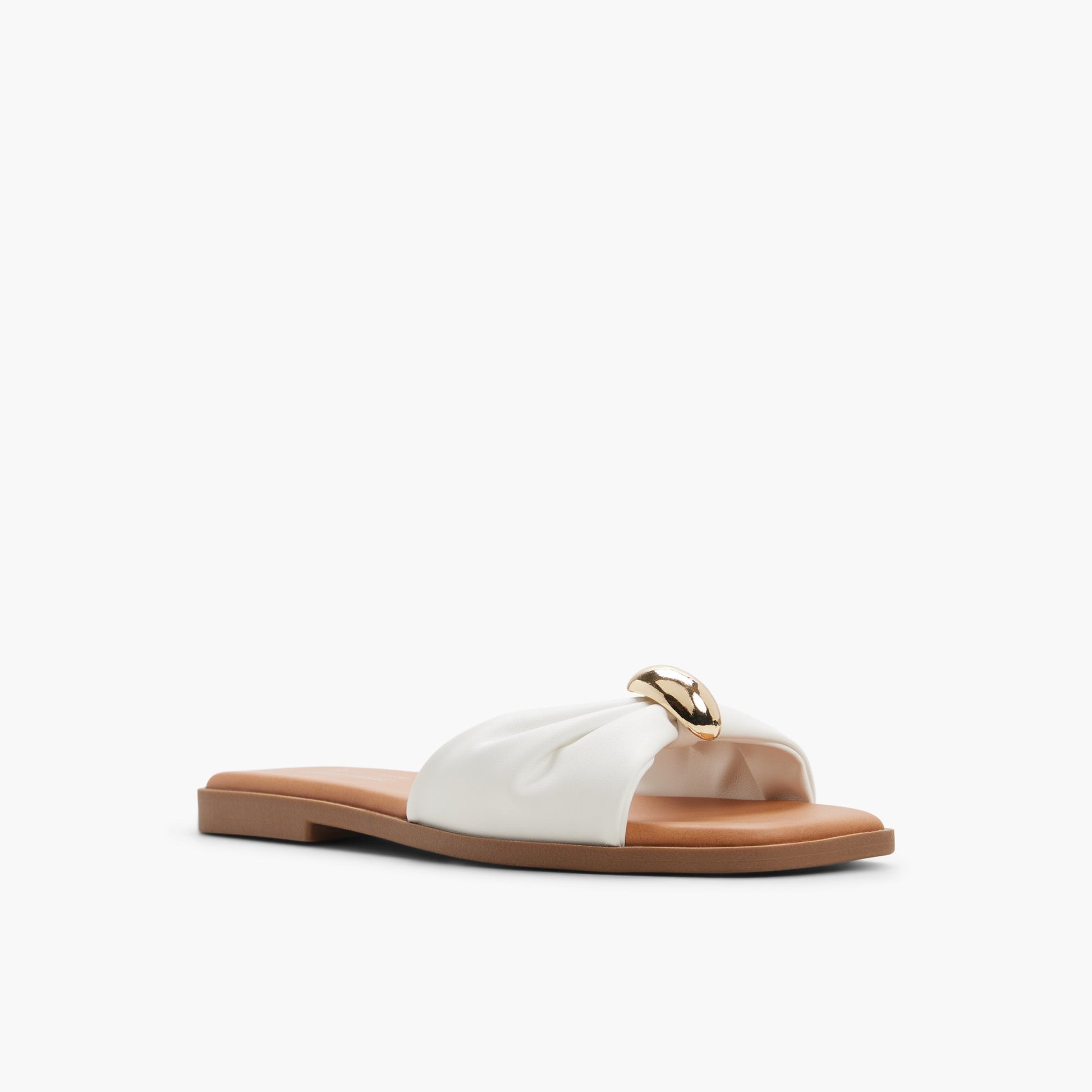 Angle de trois quarts de la face avant de Blanc Cammiee Claquettes
