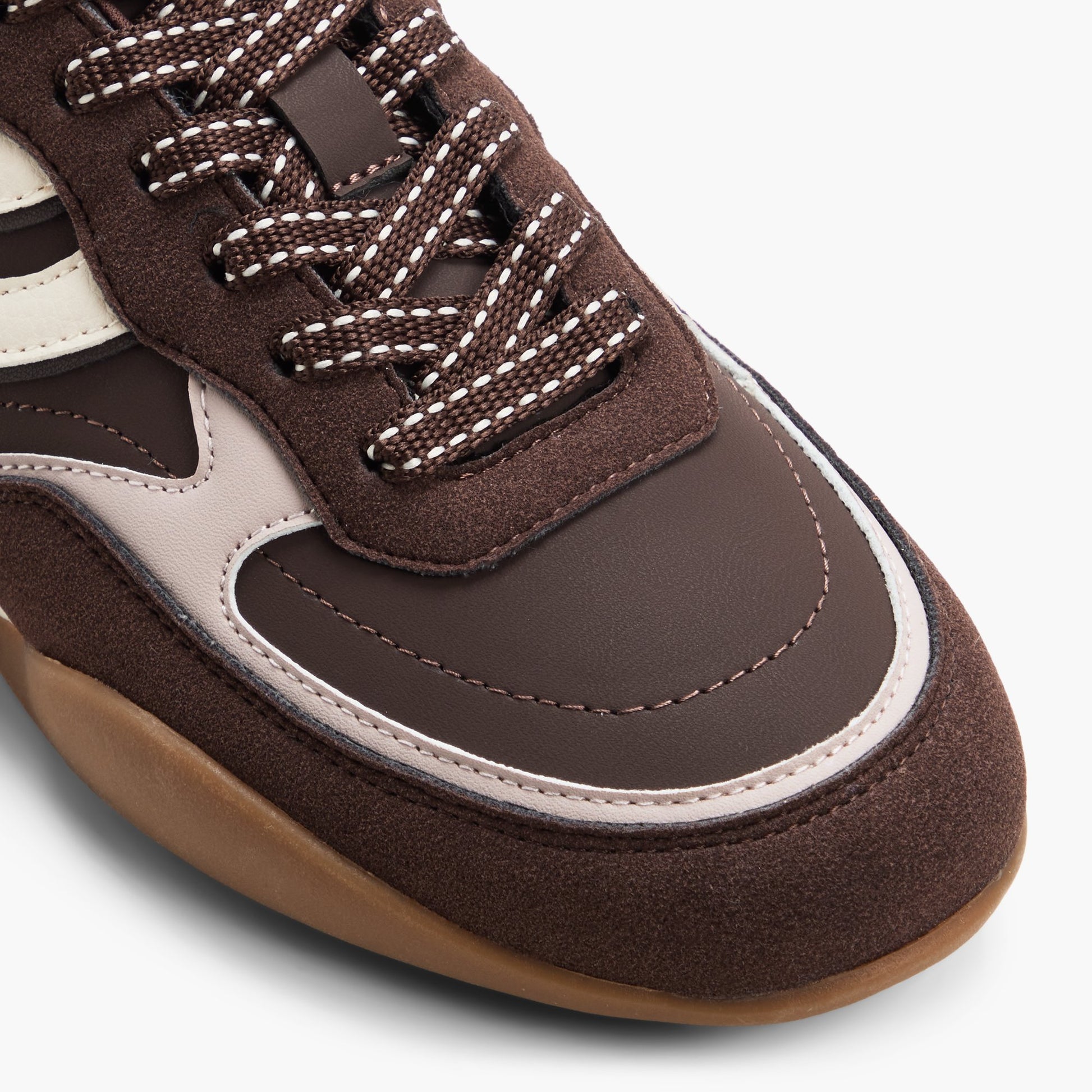 Test FR:Close-up of the Brun multicolore Simonne Sneakers