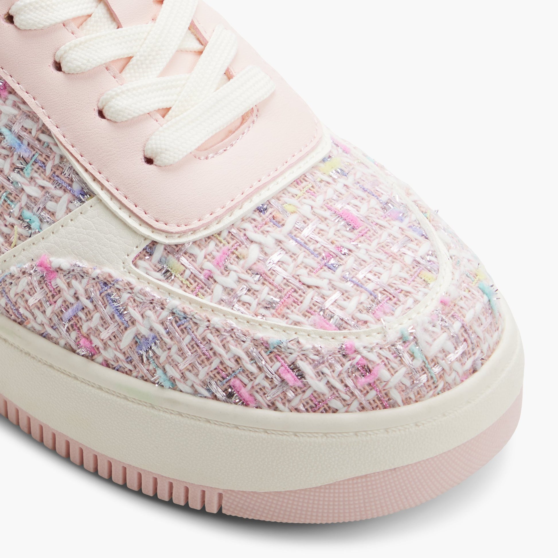 Test FR:Close-up of the Autre rose Freshy Sneakers
