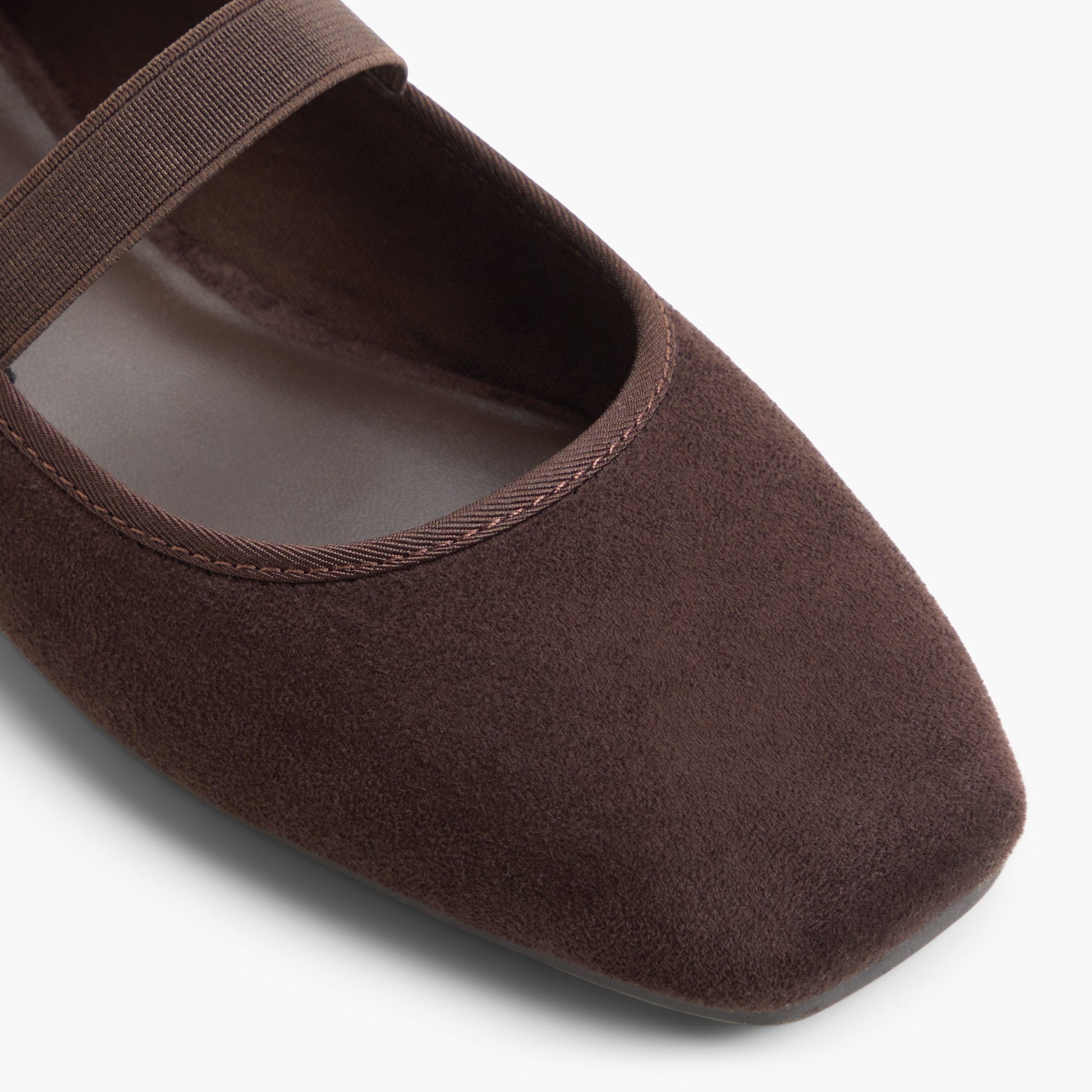 Test FR:Close-up of the Brun foncé Jonnie Mary Janes