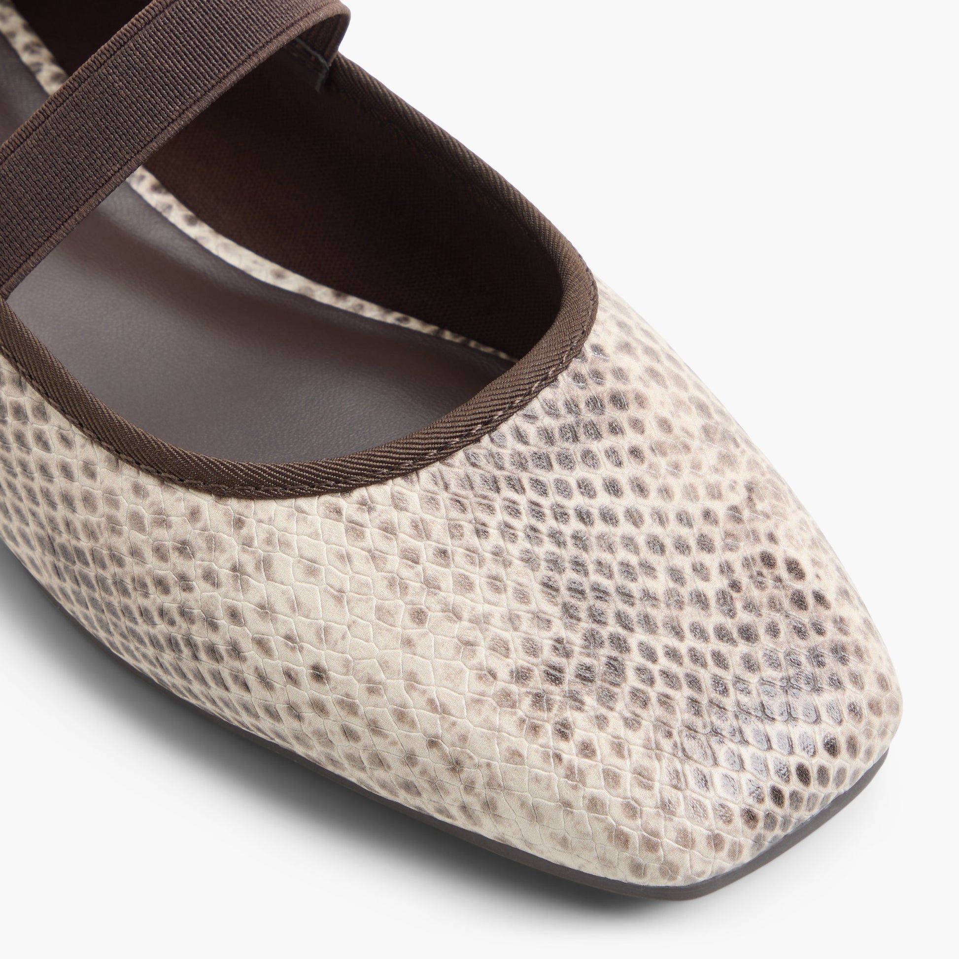 Test FR:Close-up of the Ivoire multicolore Jonnie Mary Janes