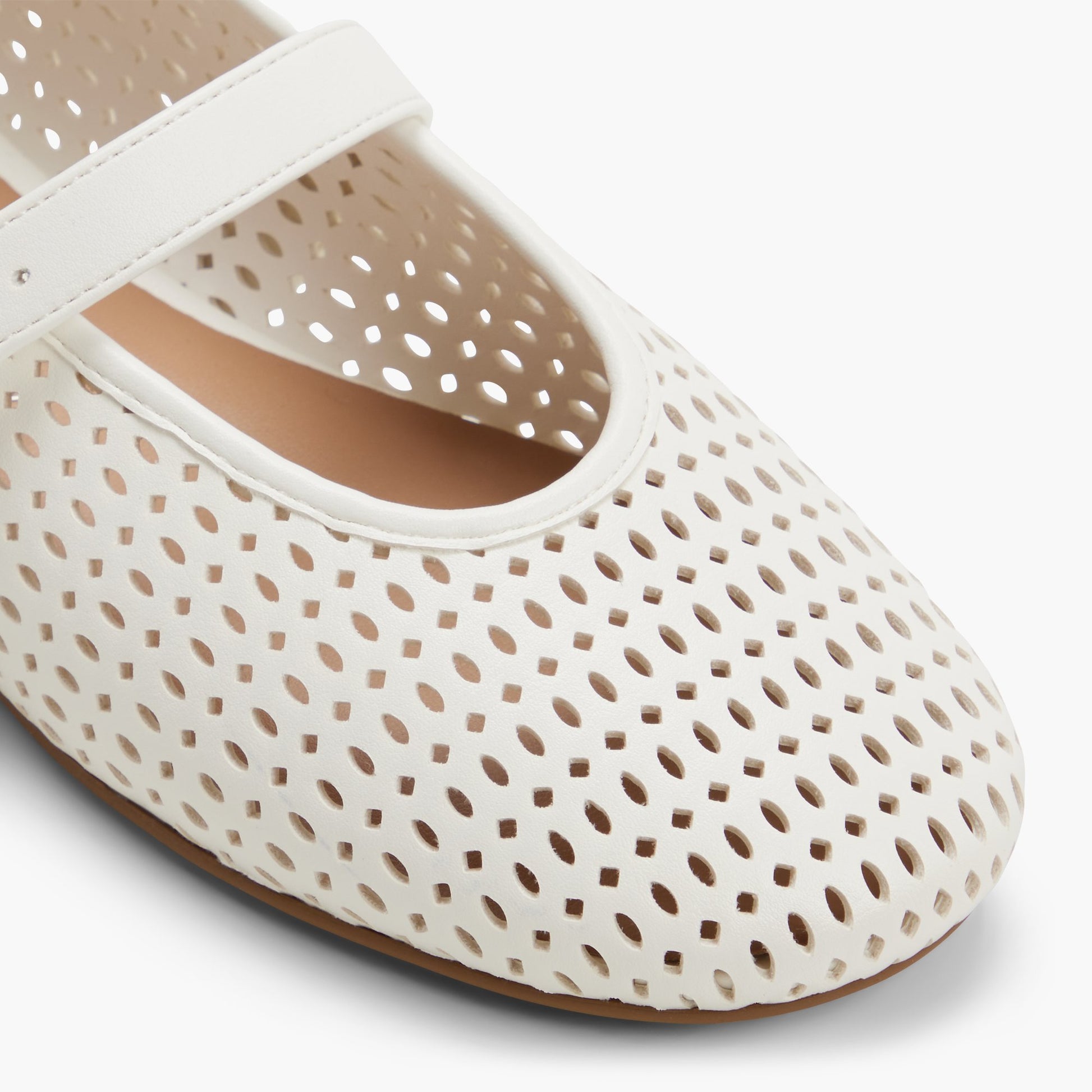 Test FR:Close-up of the Autre blanc Elyiaa Mary Janes