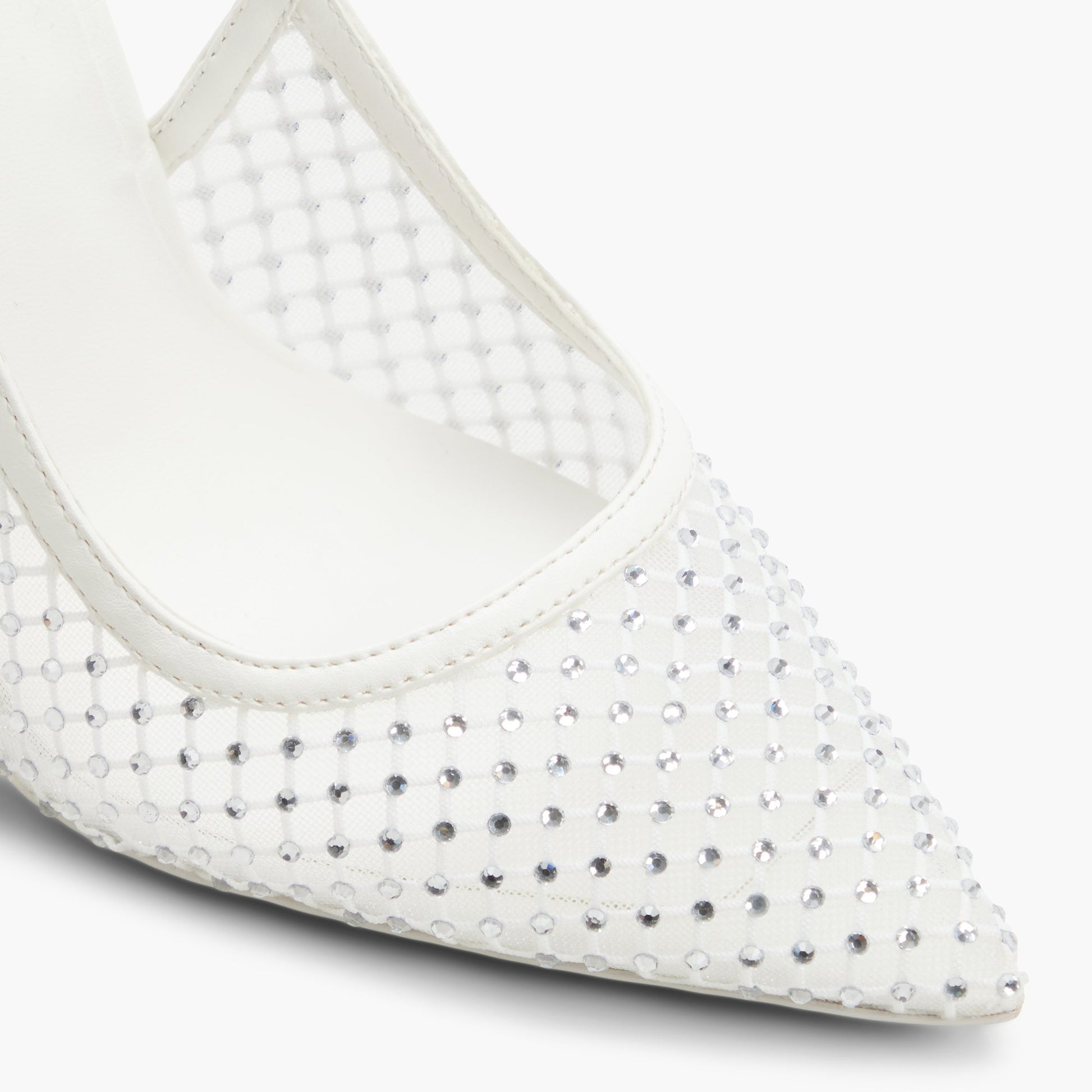 Test FR:Close-up of the Blanc Azita Talons hauts à bride arrière
