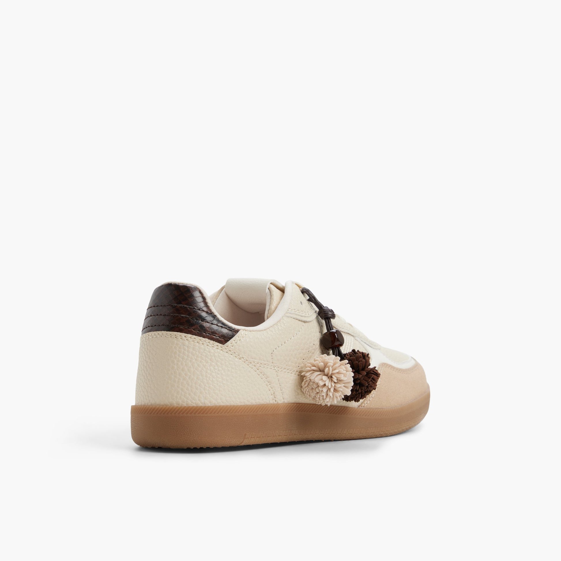 Angle de trois quarts de l'arrière de Beige Ezme Sneakers