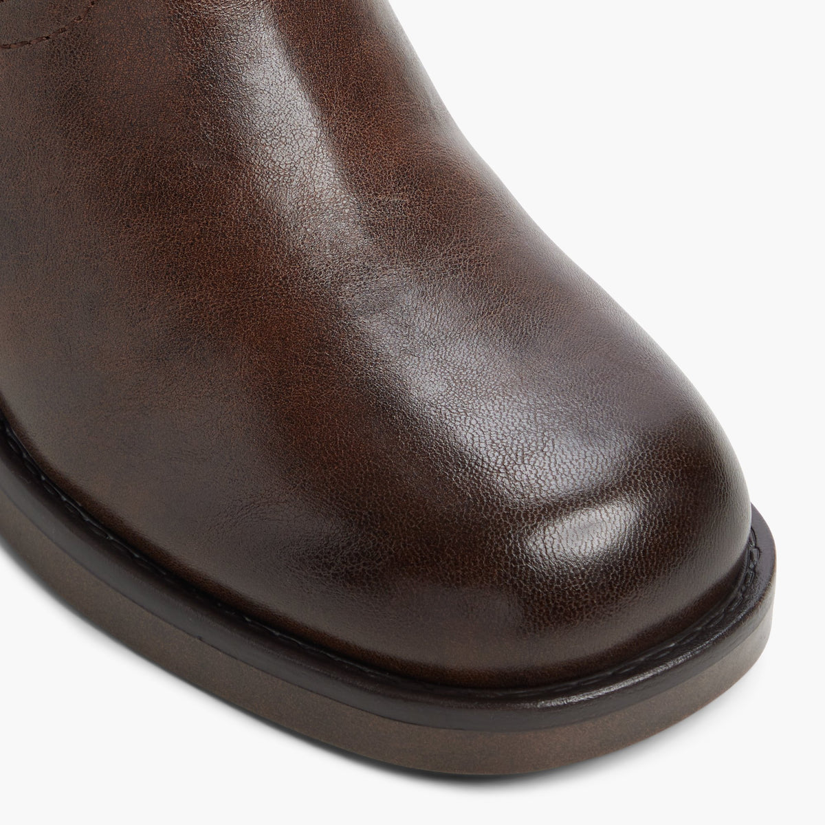 Gros plan de la Brun foncé Ilyane Bottes hautes