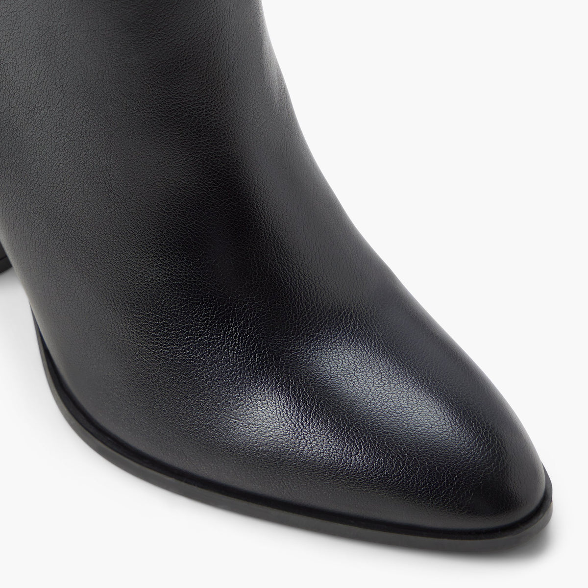 Gros plan de la Noir Elixa Bottillons