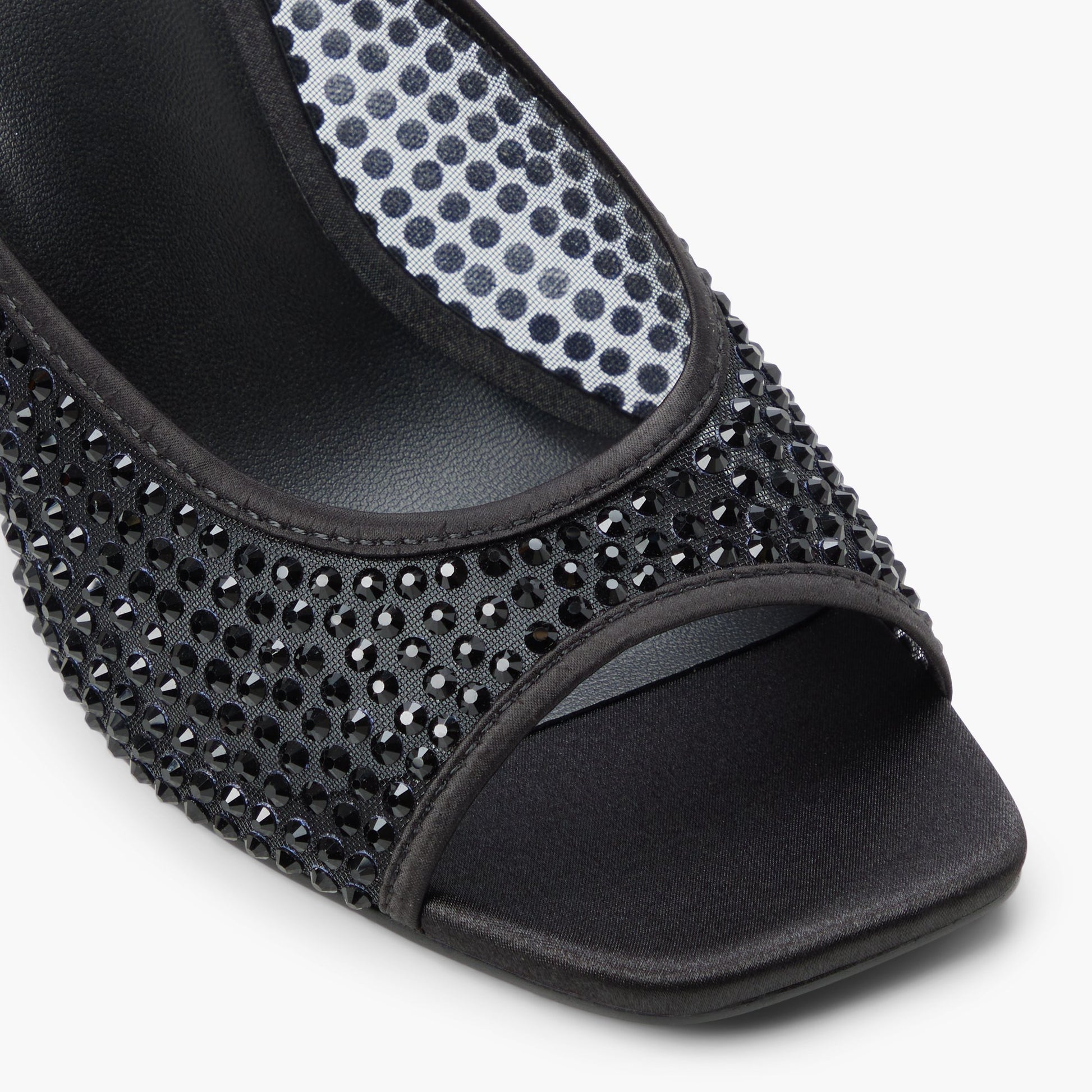 Gros plan de la Noir Sunaa Sandales mules à talons