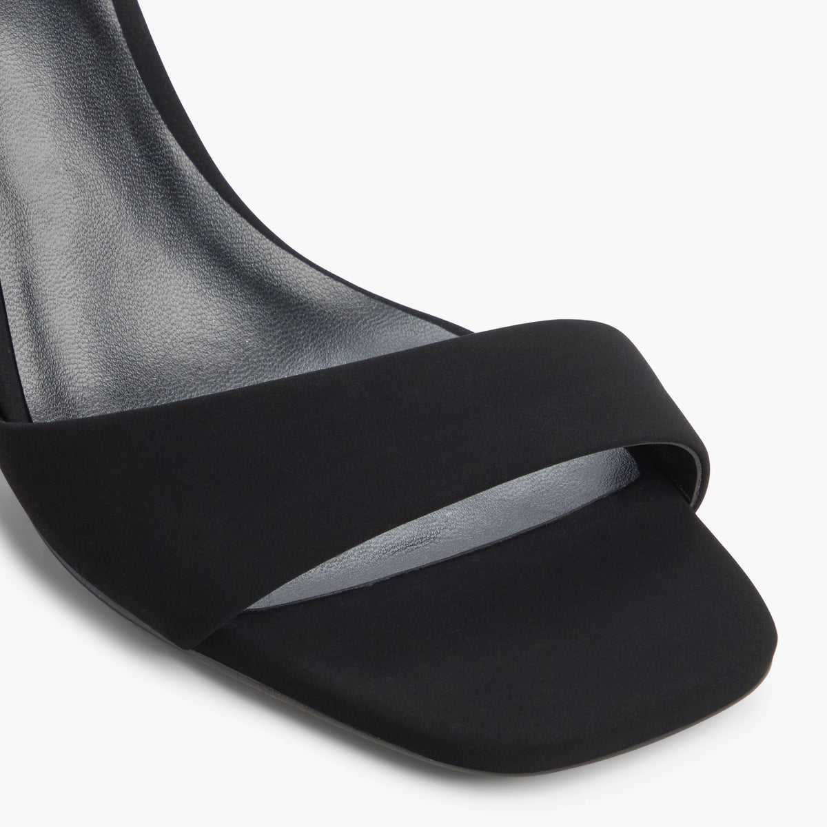 Gros plan de la Noir Ellana Sandales à talons