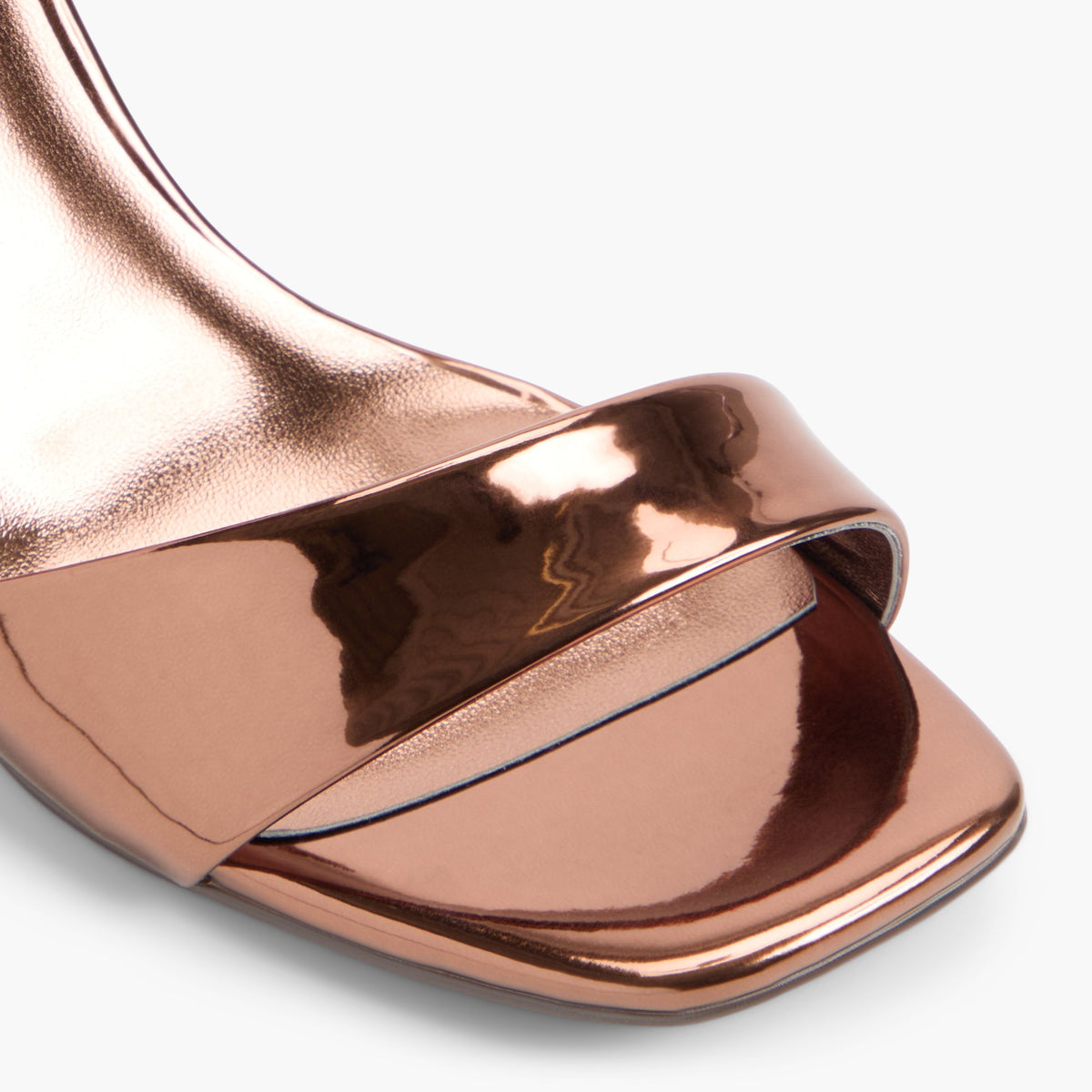 Gros plan de la Bronze Ellana Sandales à talons