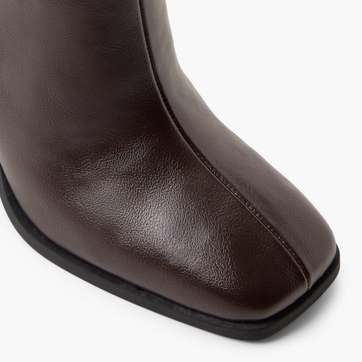 Gros plan de la Brun foncé Calya Bottes hautes